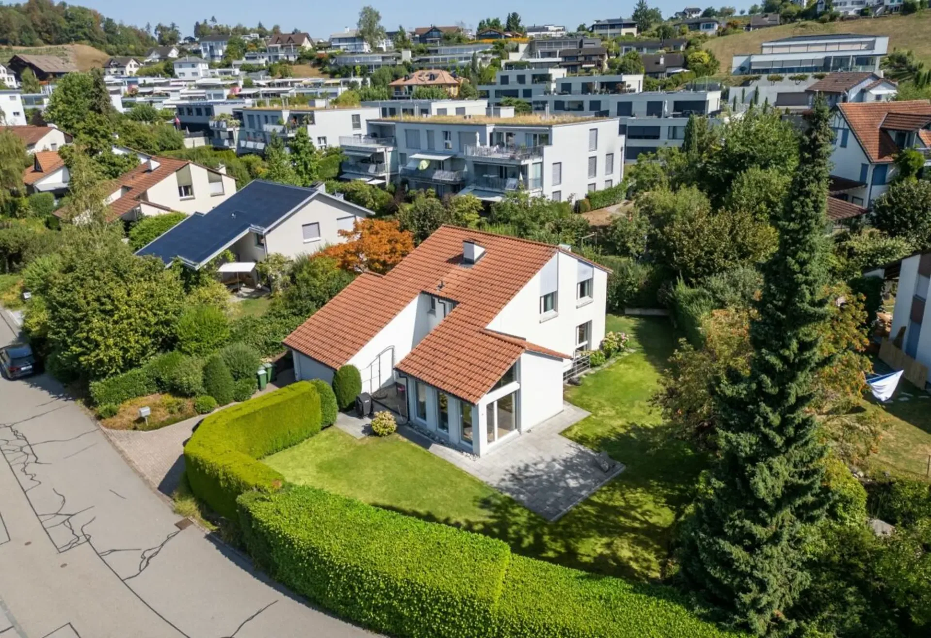 Freistehendes Einfamilienhaus mit sonnigen Aussenflächen und viel Privatsphäre