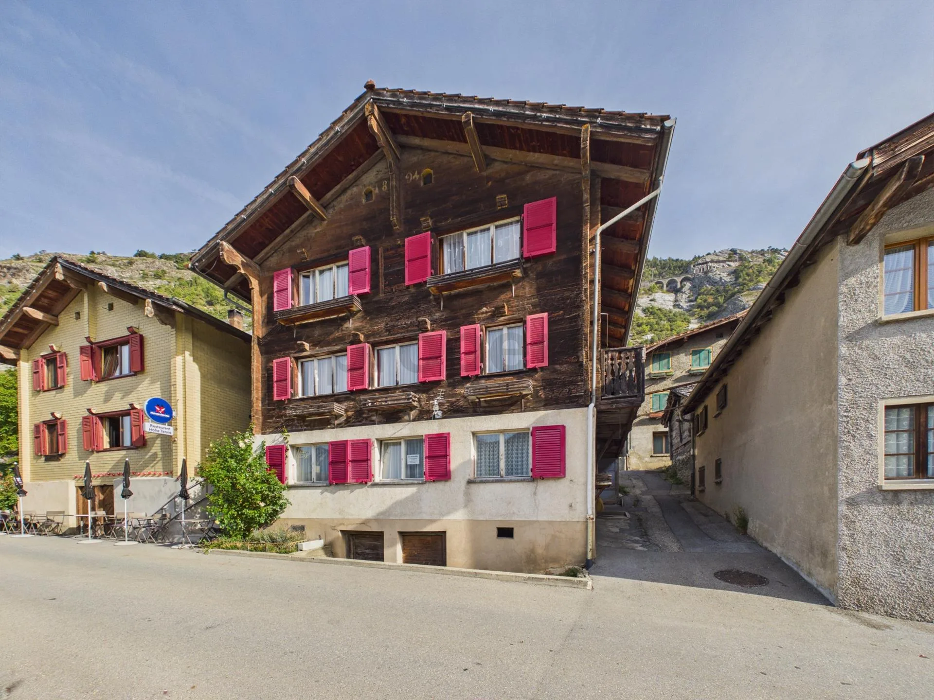 Completamente Arredato, Charme dell'Edificio Vecchio Ristrutturato (2015), Incluso Parcheggio & Collegamento di Prima Categoria in Vallese!