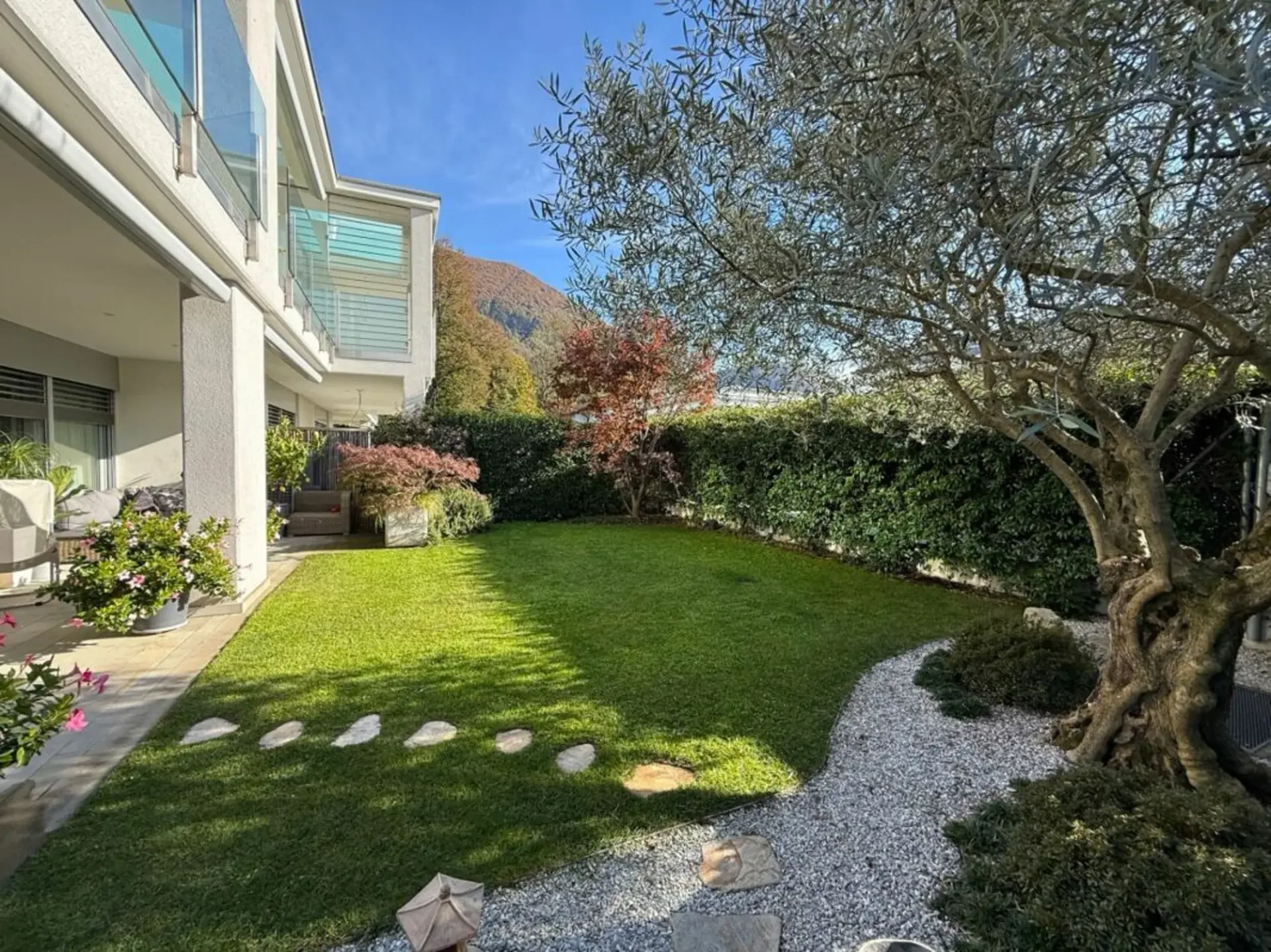 Wohnung mit 3,5 Zimmern, Garten und privatem Büro mit Heizung