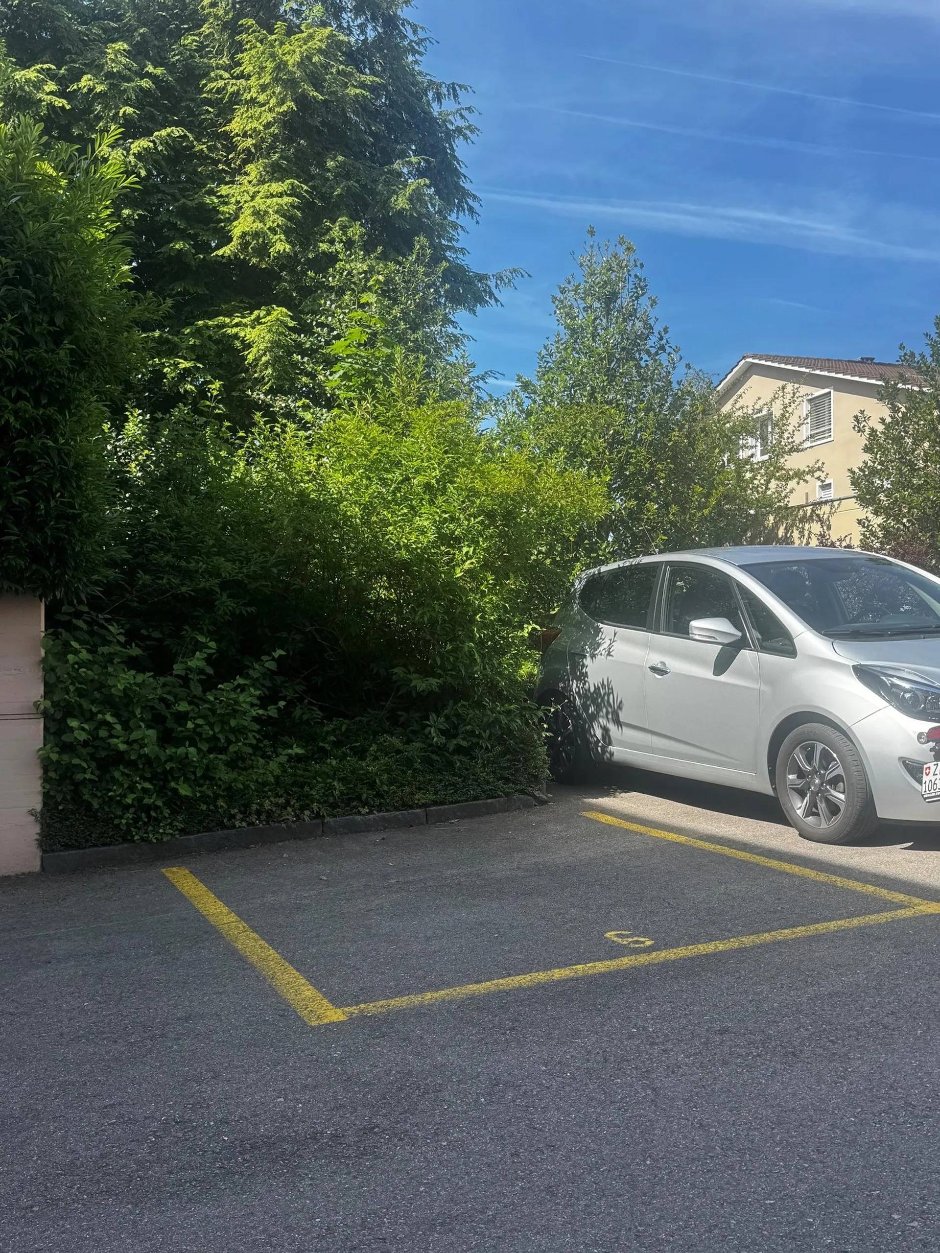 Aussenparkplatz für Motorräder oder kleinere Fahrzeuge