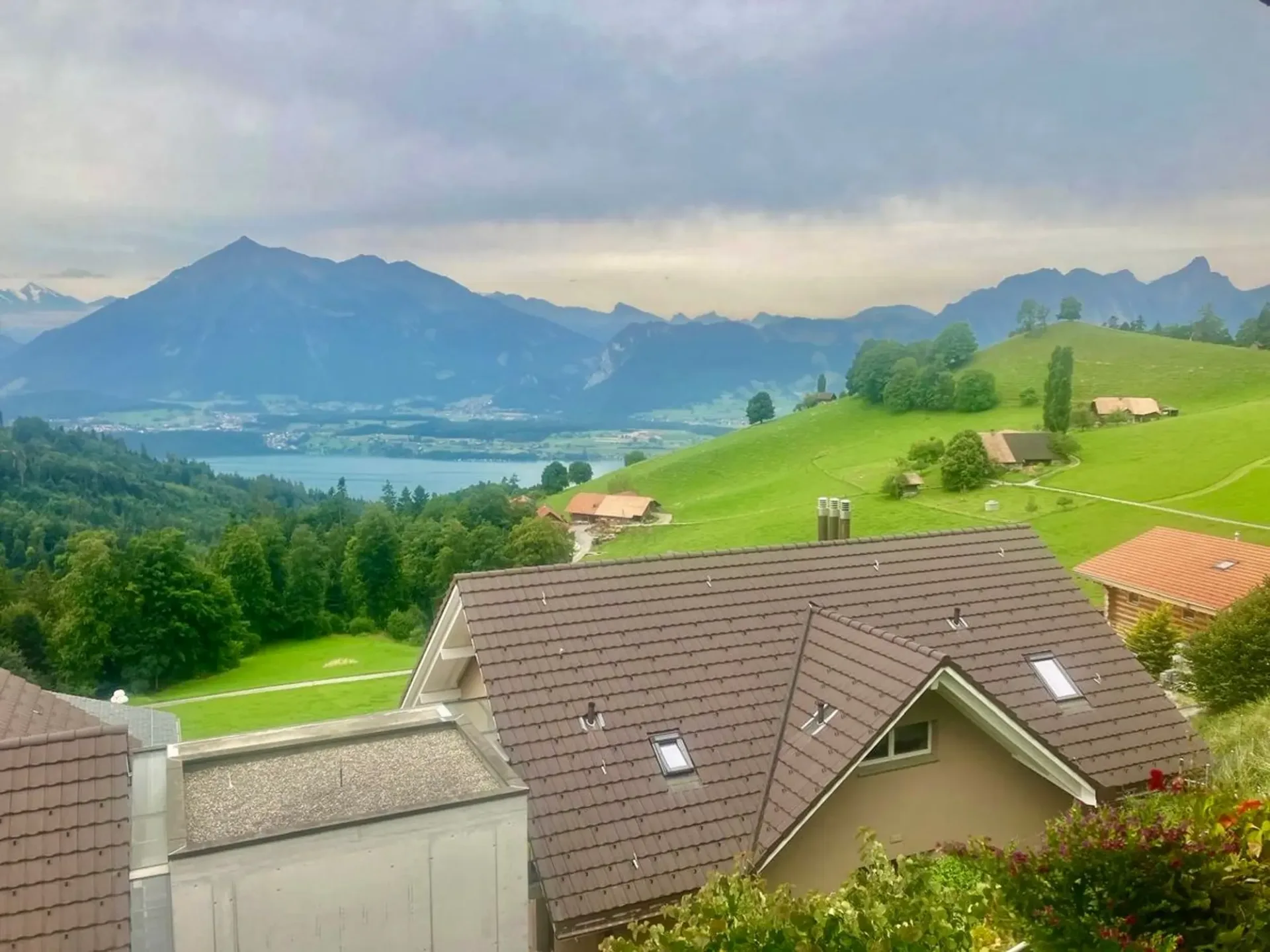 Grosse 2.5-Zimmer-Wohnung mit See und Bergblick in Heiligenschwendi