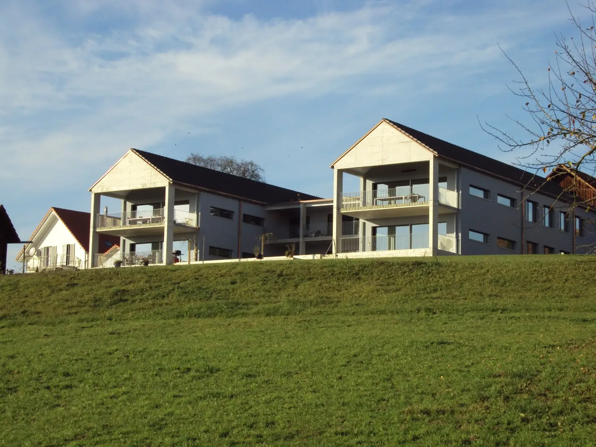 Helle Wohnung mit Balkon und Bergblick