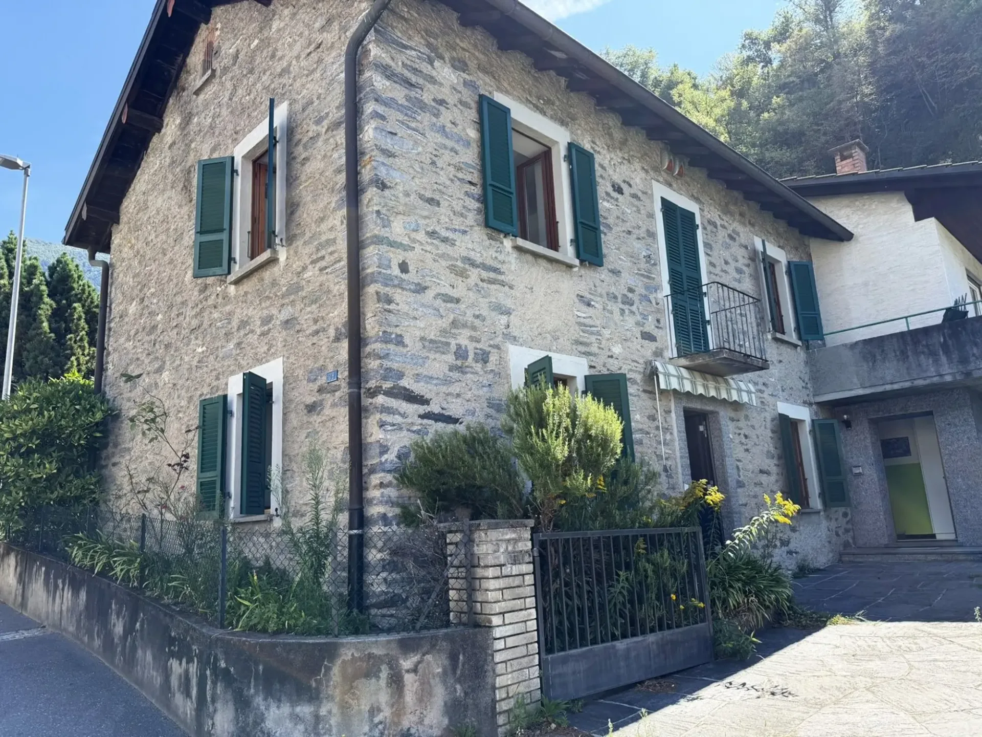 Zweifamilienhaus 5,5 + 2,5 Zimmer, noble Gegend, Giubiasco