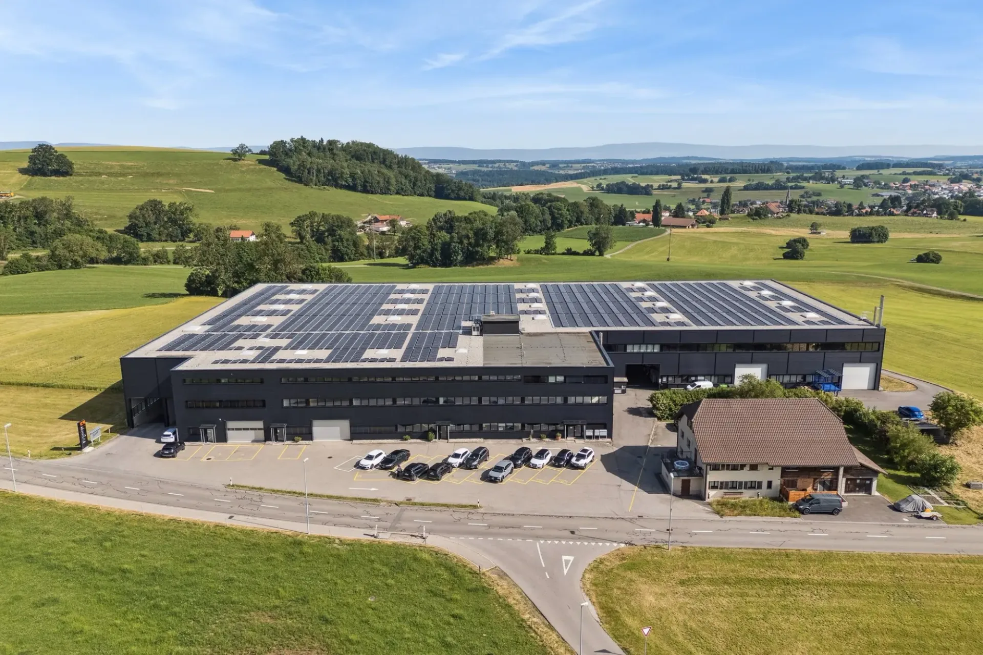 Halle industriell zu vermieten mit direktem Autobahnzugang Rossens