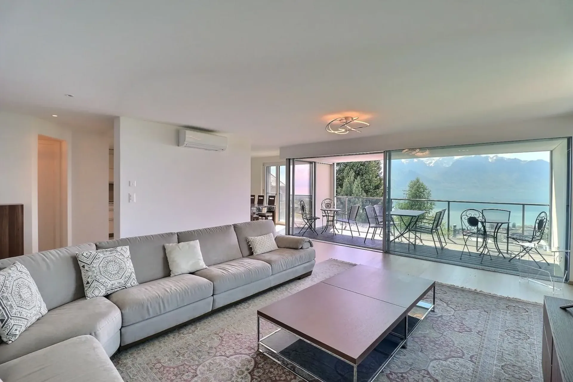 Apartment with 5.5 rooms and a grandiose view in very good condition