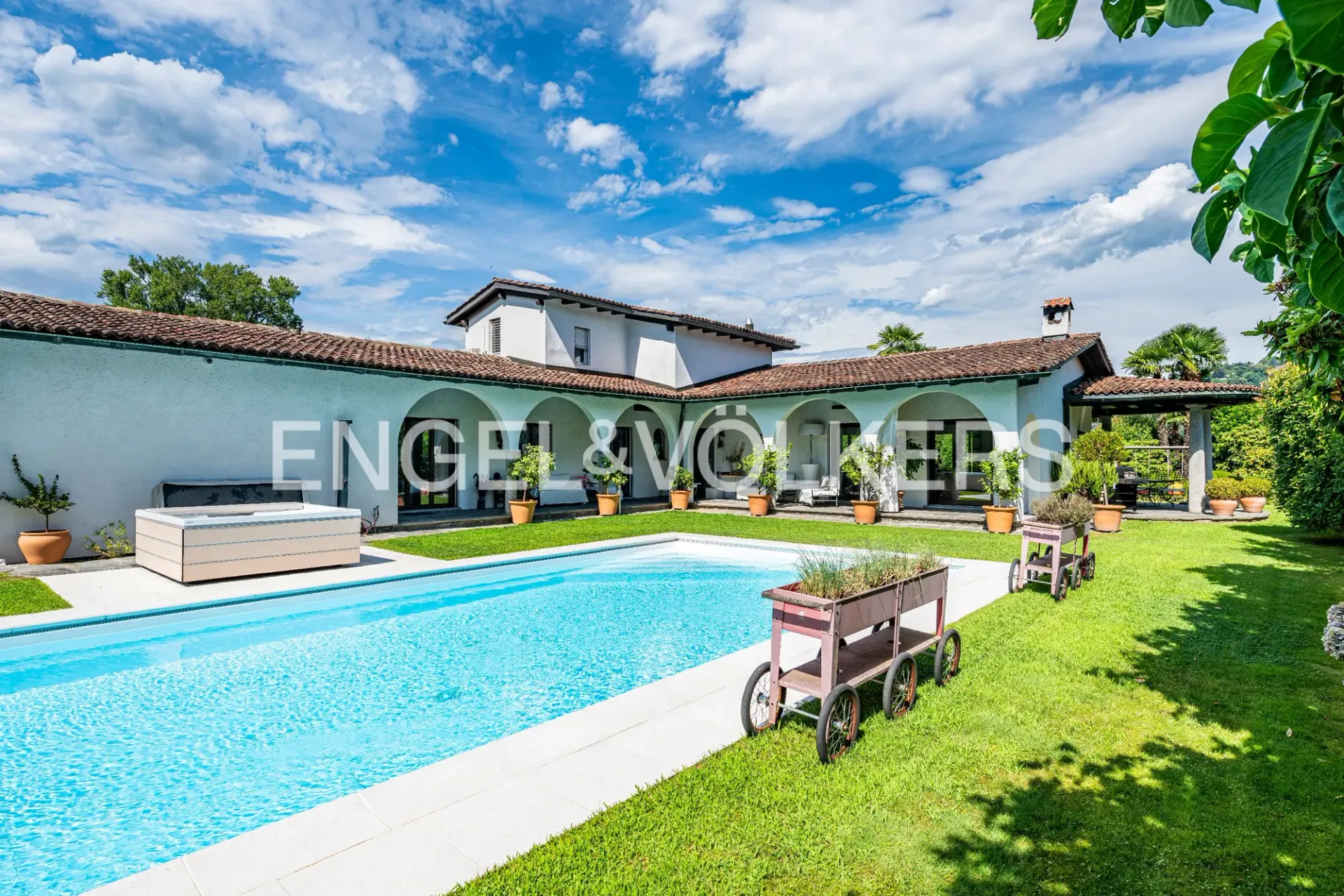 Exklusive Villa mit Pool in erster Reihe am See