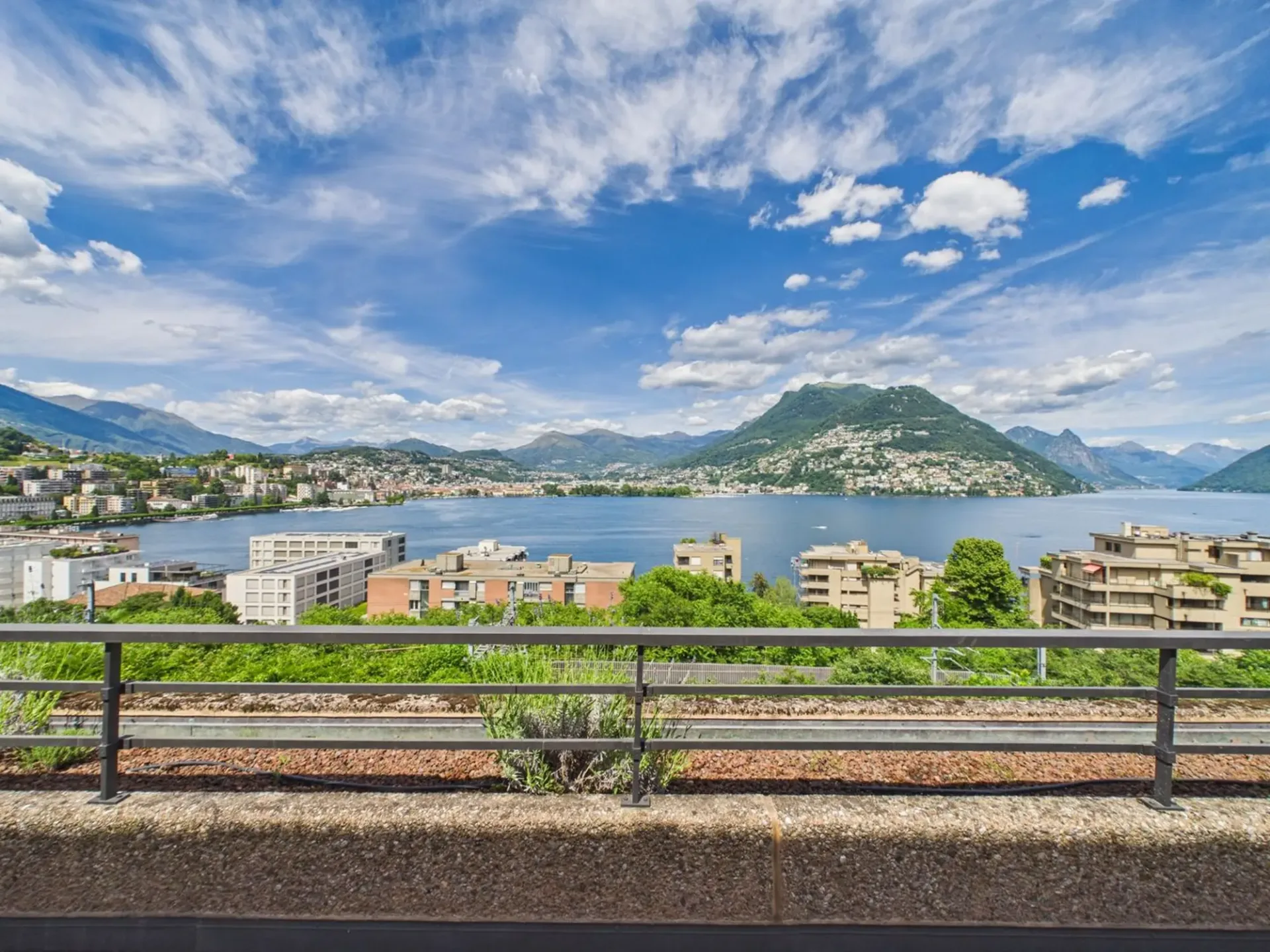 Vista mozzafiato sul golfo di Lugano  elegante appartamento con terrazza