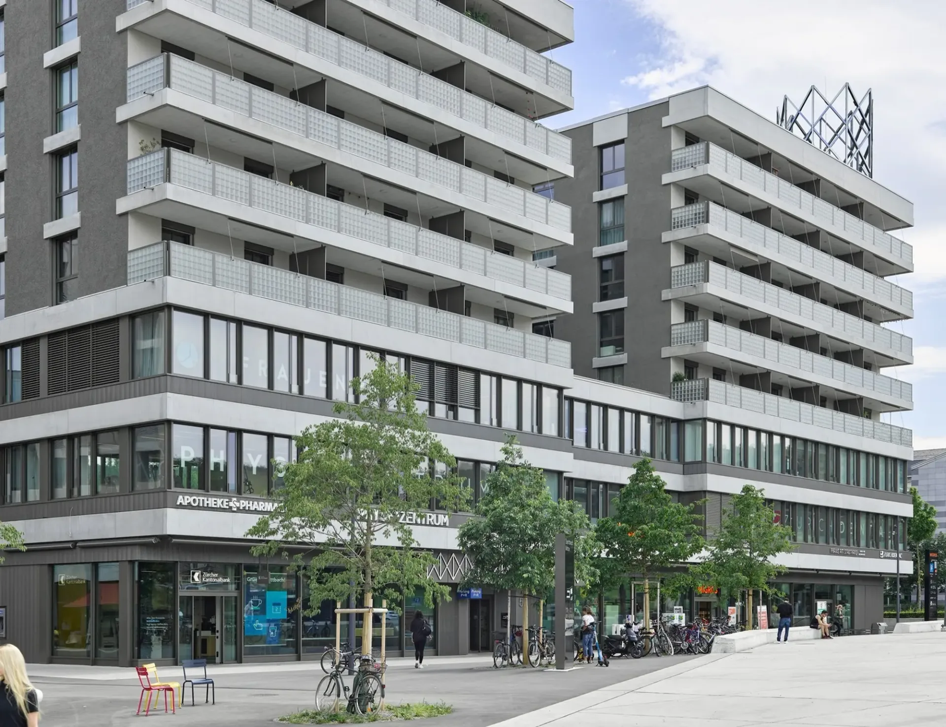 Directly at Stettbach station: 702m² modern business space