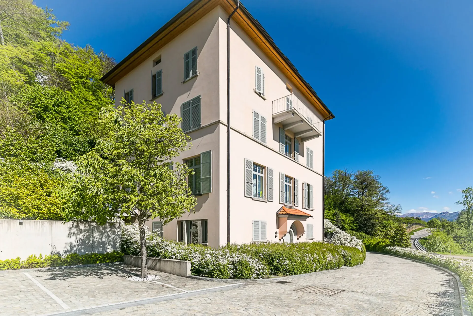 COLLINA D'ORO-AGRA, ELEGANTES APPARTAMENT ZU VERMIETEN, 104 MQ (REF. 101)