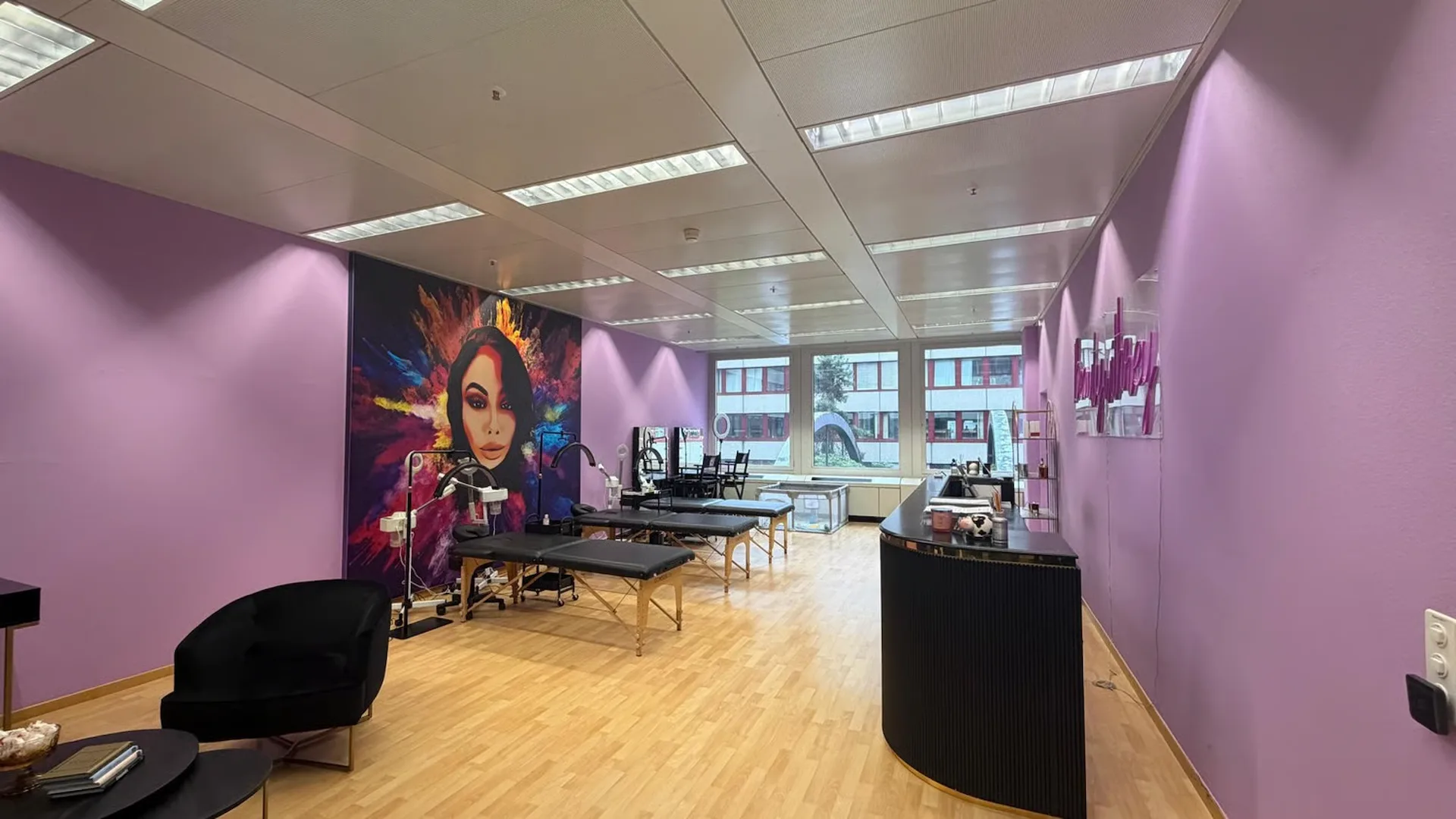 Espace commercial lumineux de 85 m² au TMC, idéal pour la beauté, le showroom ou le bureau