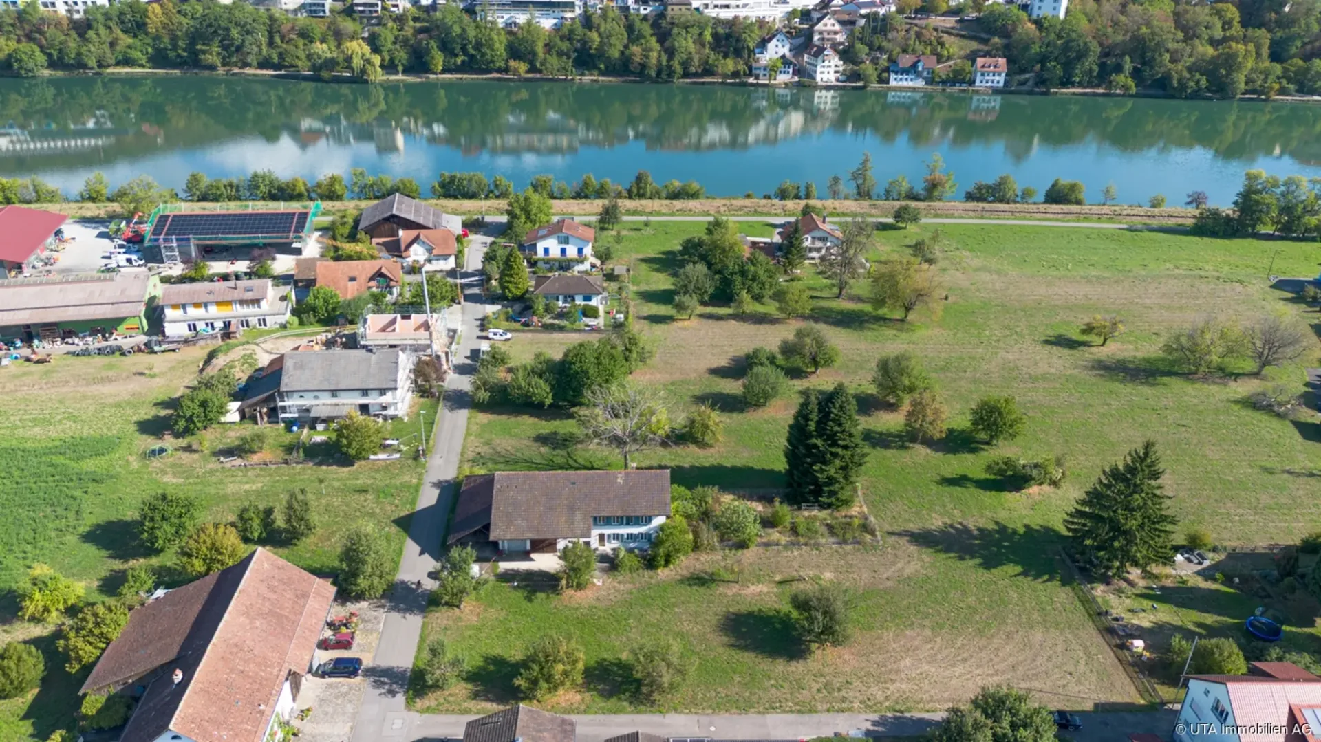 Spacious building plot with attractive development potential