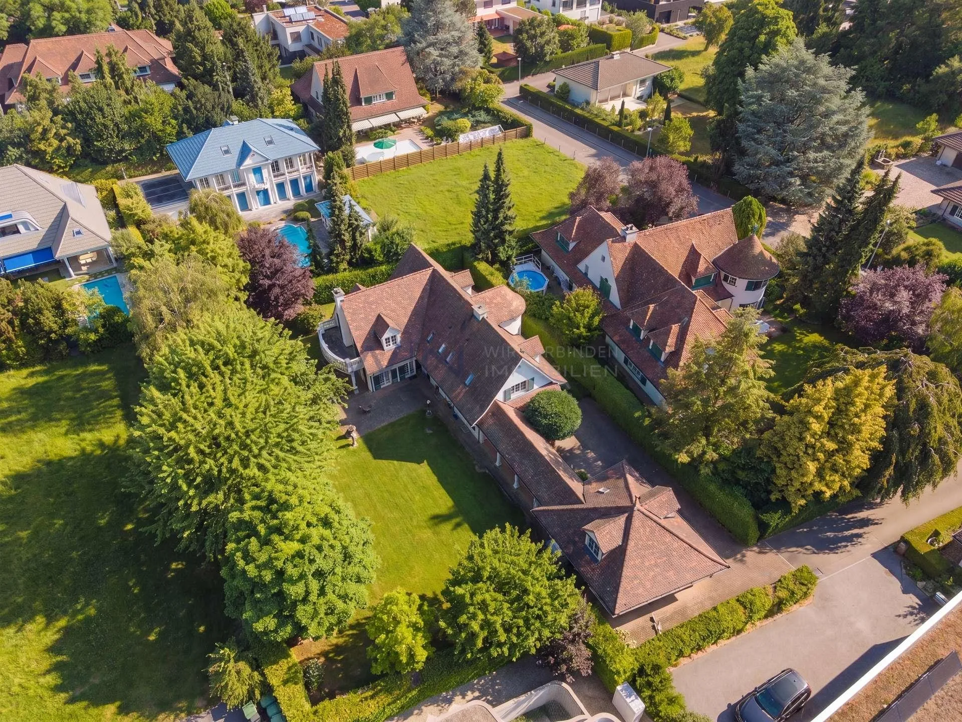 Privates Hallenbad im grünen Wohnquartier