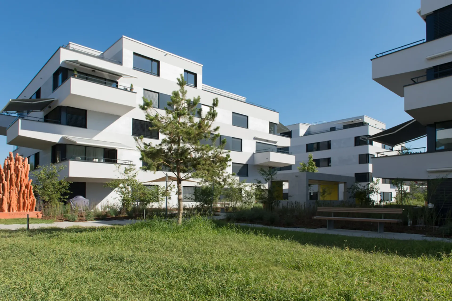 Habitation moderne dans un beau développement
