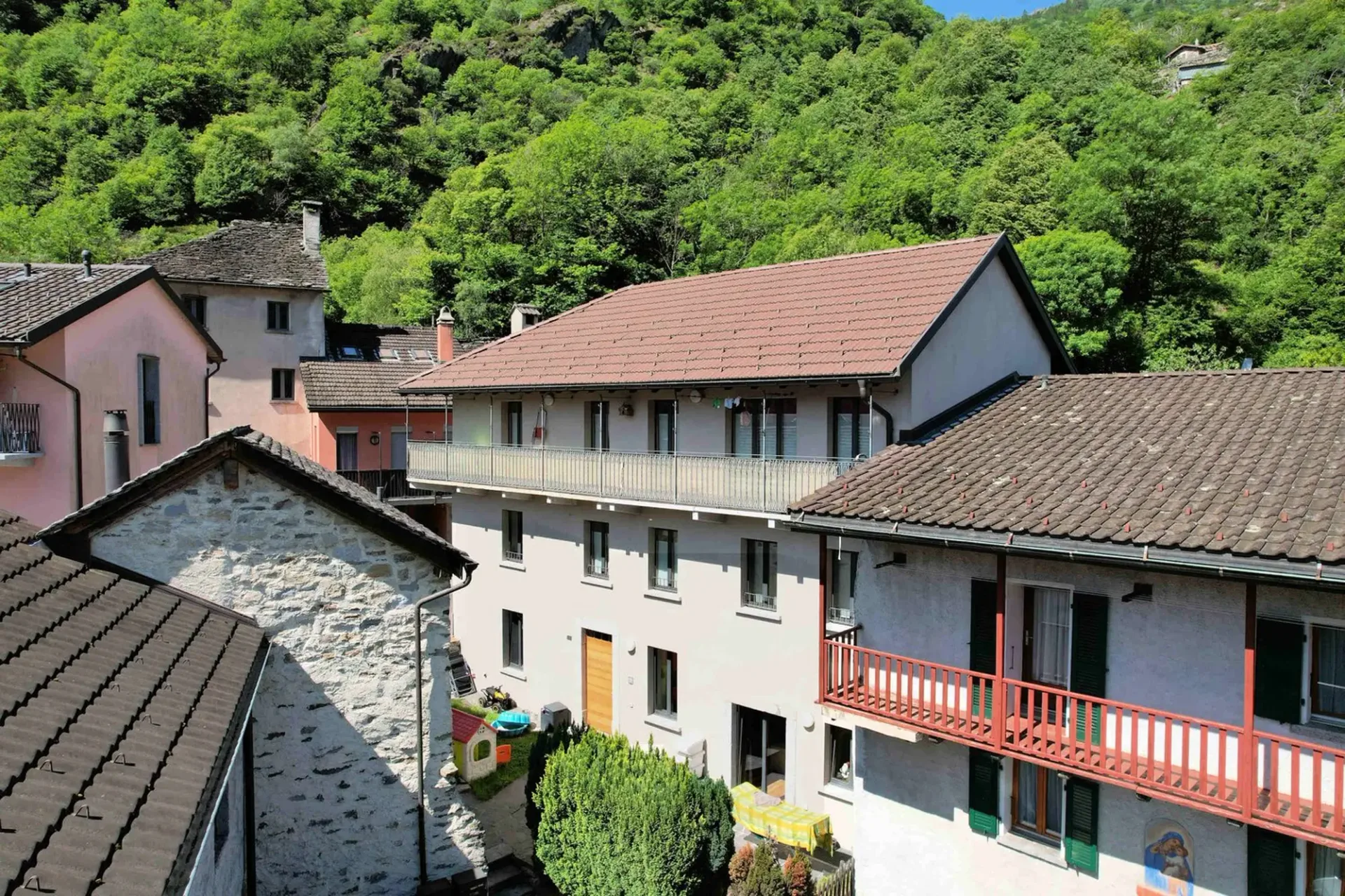 Wunderschön renoviertes Haus mit 4,5-Zimmer-Duplex-Wohnungen + 2,5 Zimmer im Erdgeschoss
