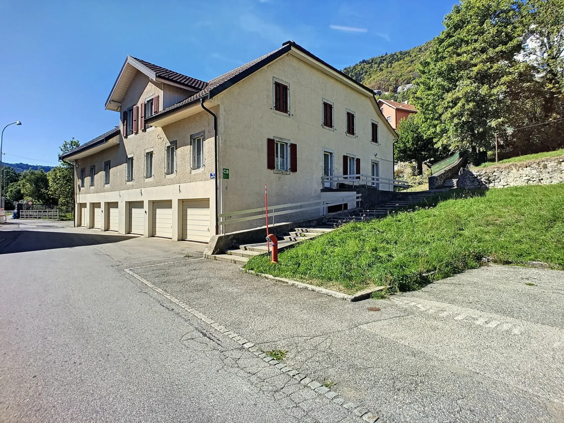 Mischgebäude von 3779 m3, mit Büros, Lager, Wohnungen und Garagen