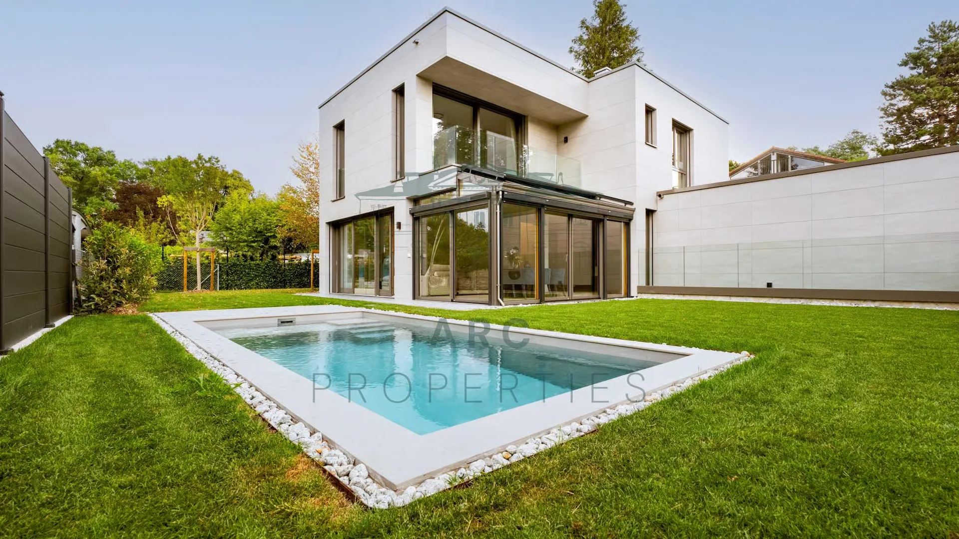 AUSSERGEWÖHNLICHE KONTEMPORÄRE VILLA IN CORSIER