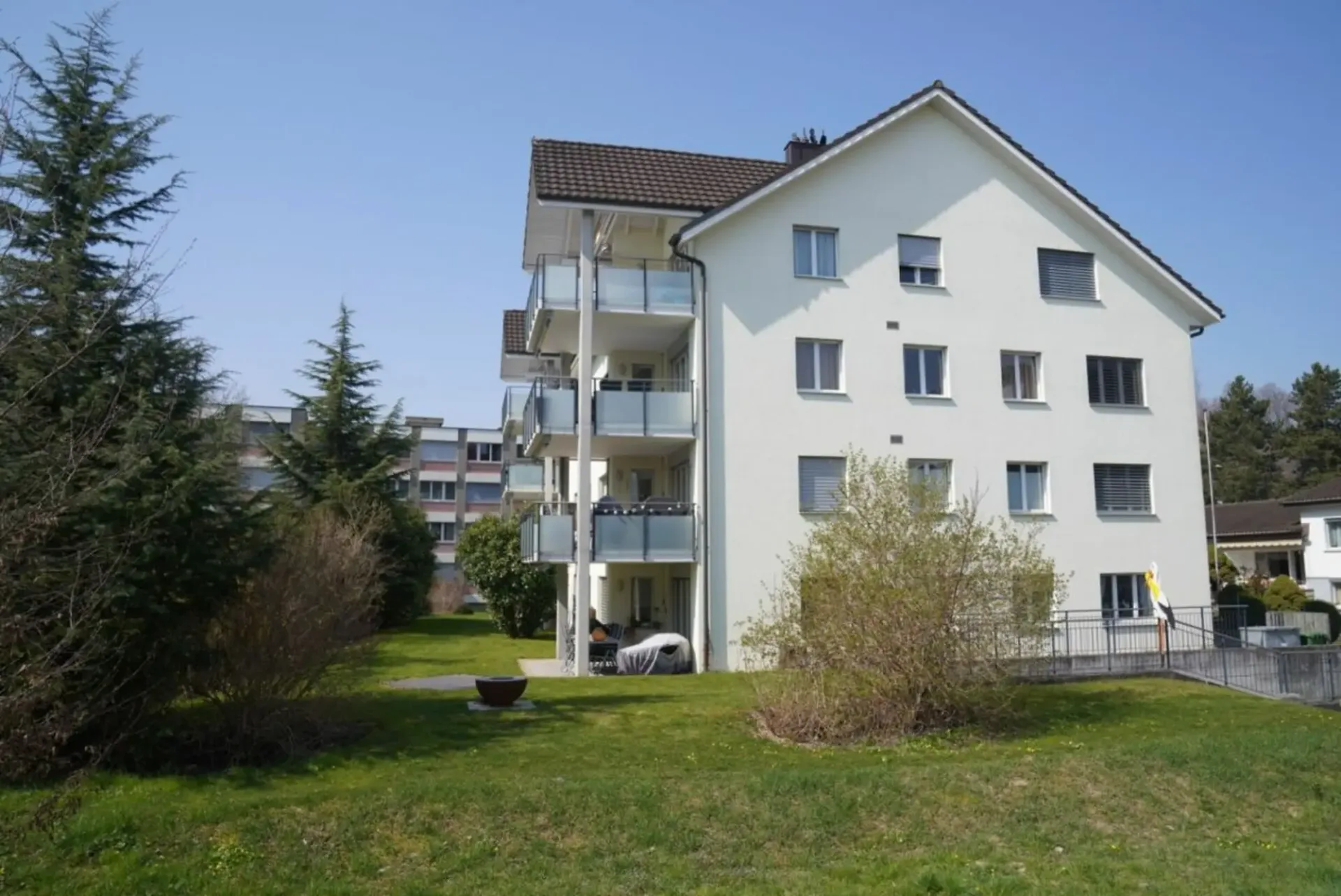 Wunderschöne 4.5-Gartenwohnung im Eigentumsstandard mit Cheminée an sehr ruhiger und südlicher Lage