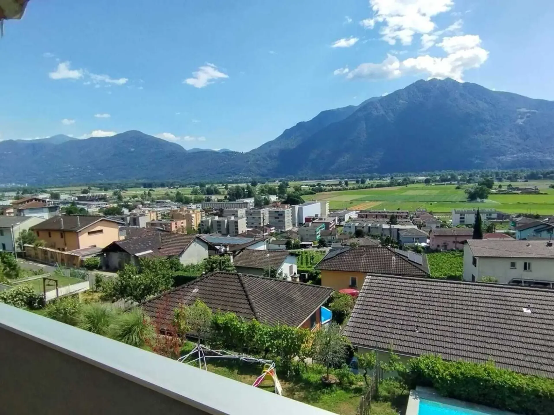 GORDOLA - Vendiamo grande appartamento con piscina in zona tranquilla