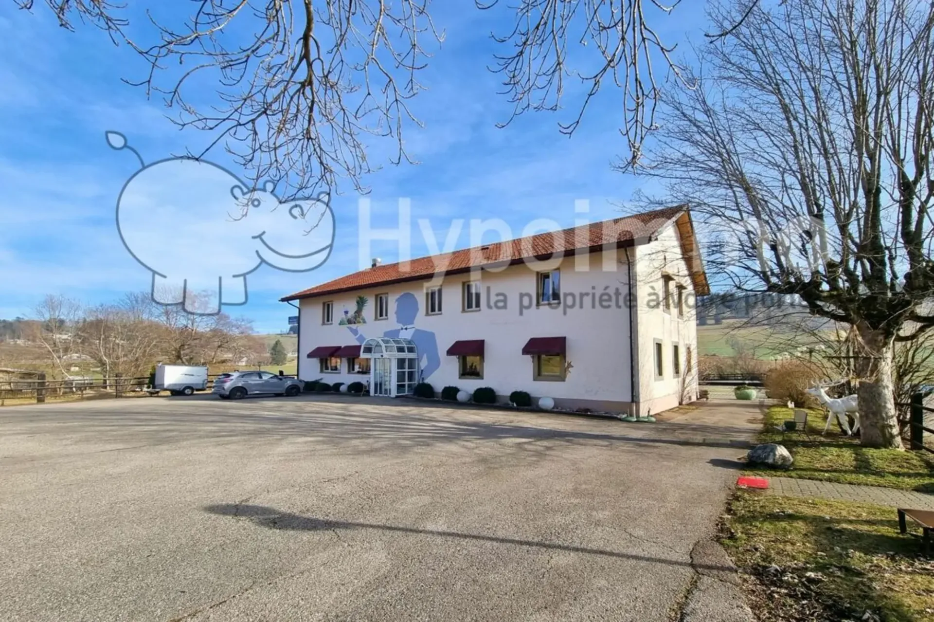 Schönes Gebäude mit einem renommierten Restaurant und einer 9-Zimmer-Wohnung inmitten der Natur