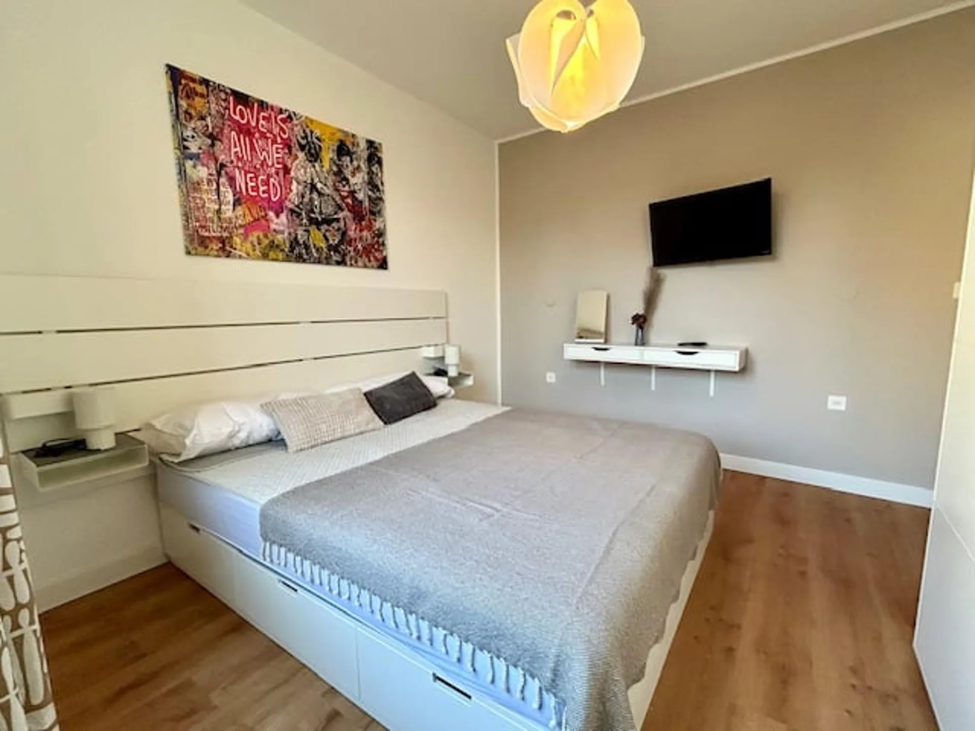 Zimmer mit Möbeln in der Stadt zu vermieten