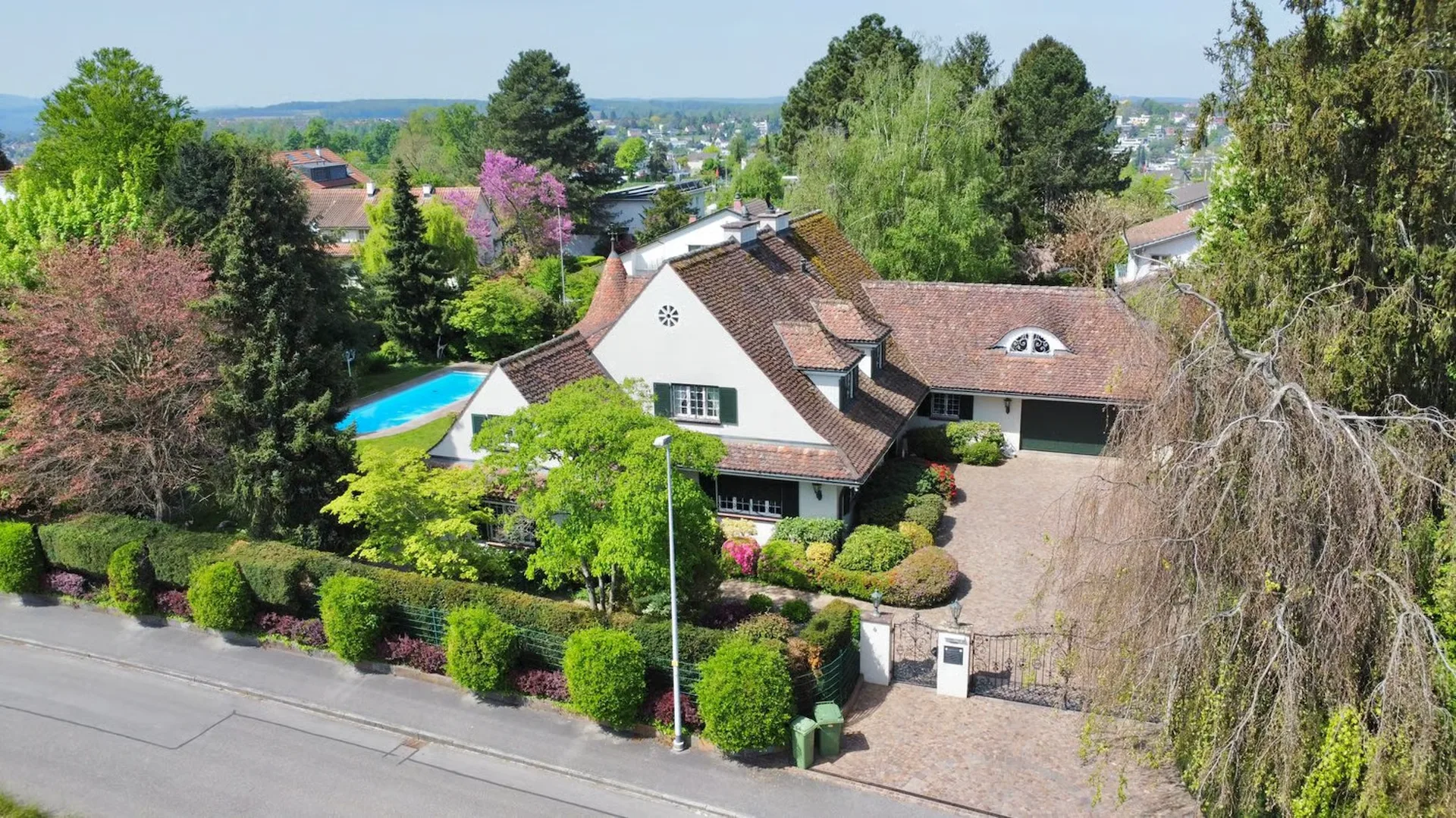 Repräsentative 9. Zi Landhausvilla in Binningen auf dem Bruderholz