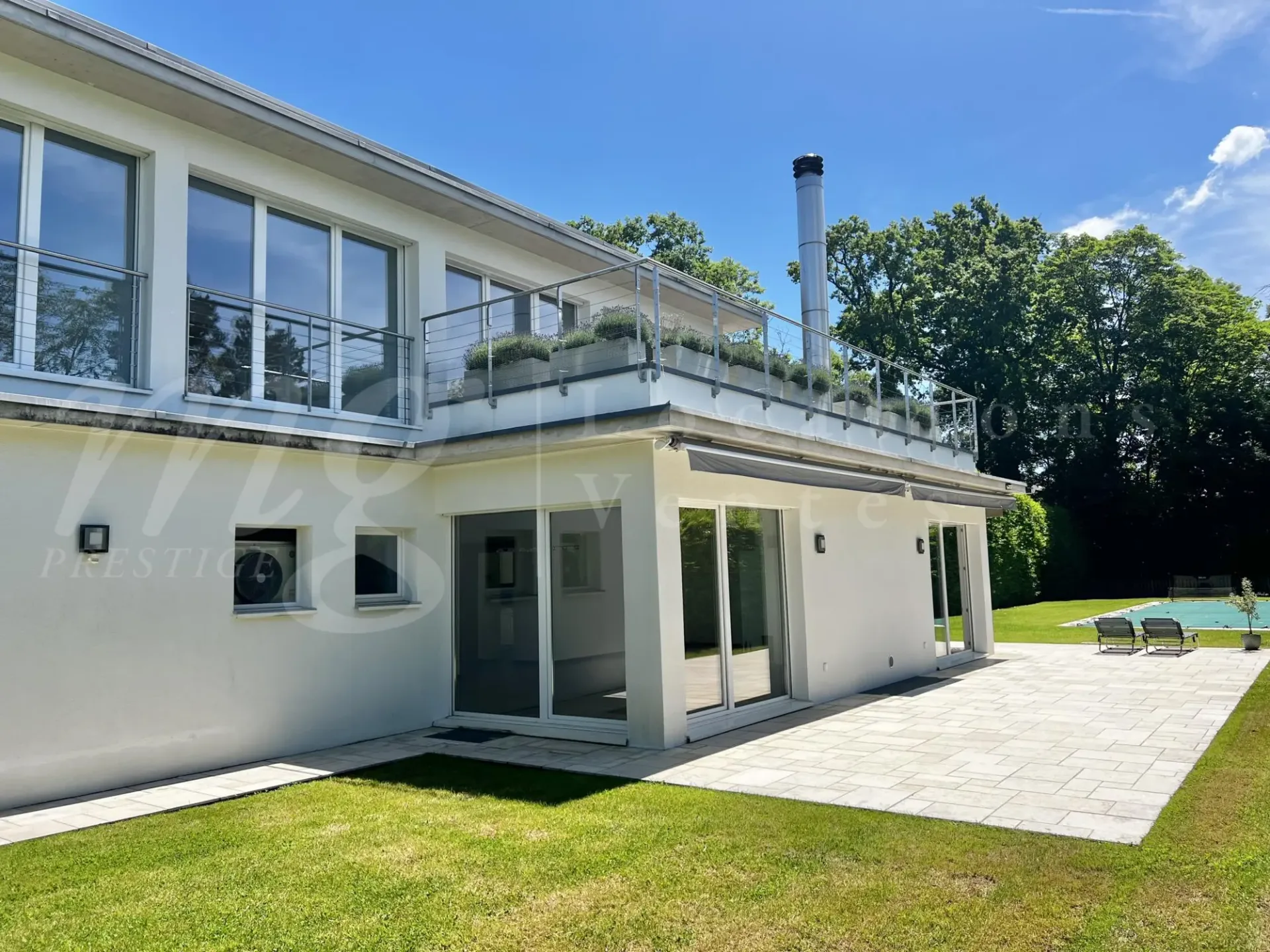 Exklusiv! SCHÖNES CONTEMPORÄNES HAUS MIT 300 M2, GROßEM GARTEN UND SCHWIMMBAD