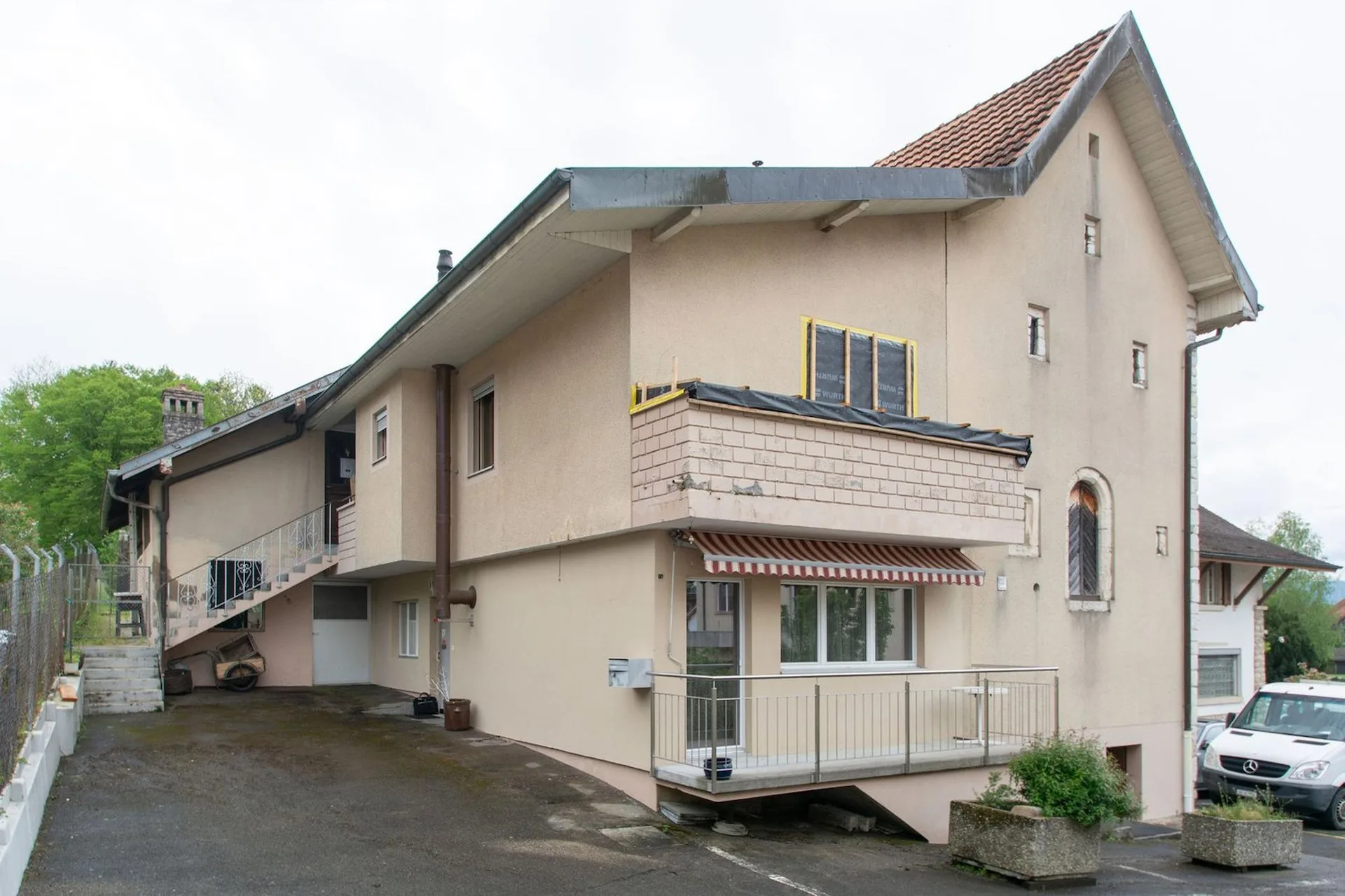 Grande casa di villaggio con 8.5 locali e annessi a Bonfol