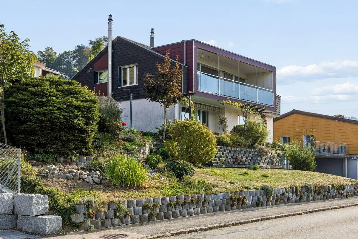 Vita rurale con vista panoramica: Edificio residenziale flessibile con locale commerciale e potenziale di sviluppo