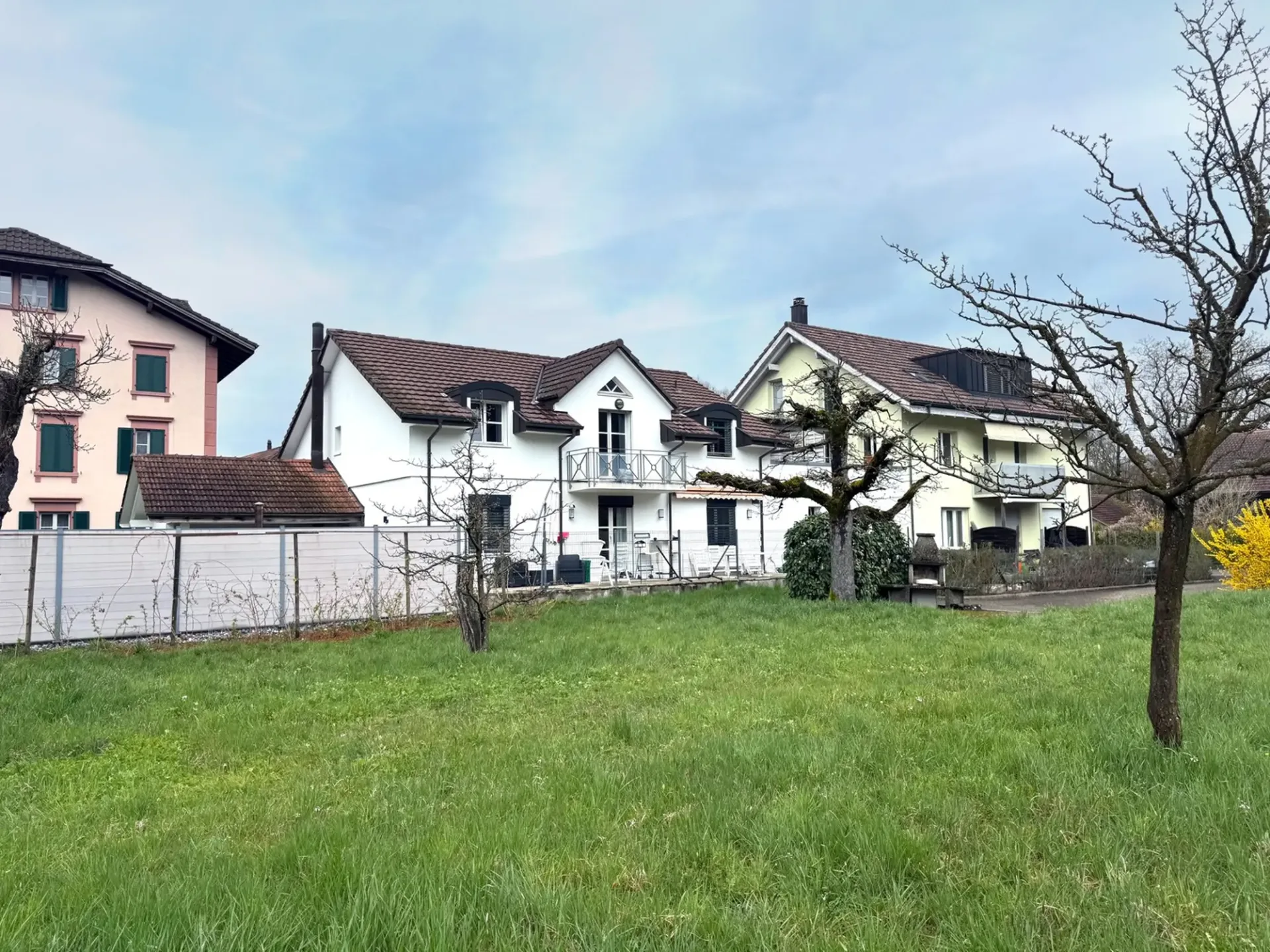 Teilsaniertes Zweifamilienhaus mit Entwicklungspotenzial