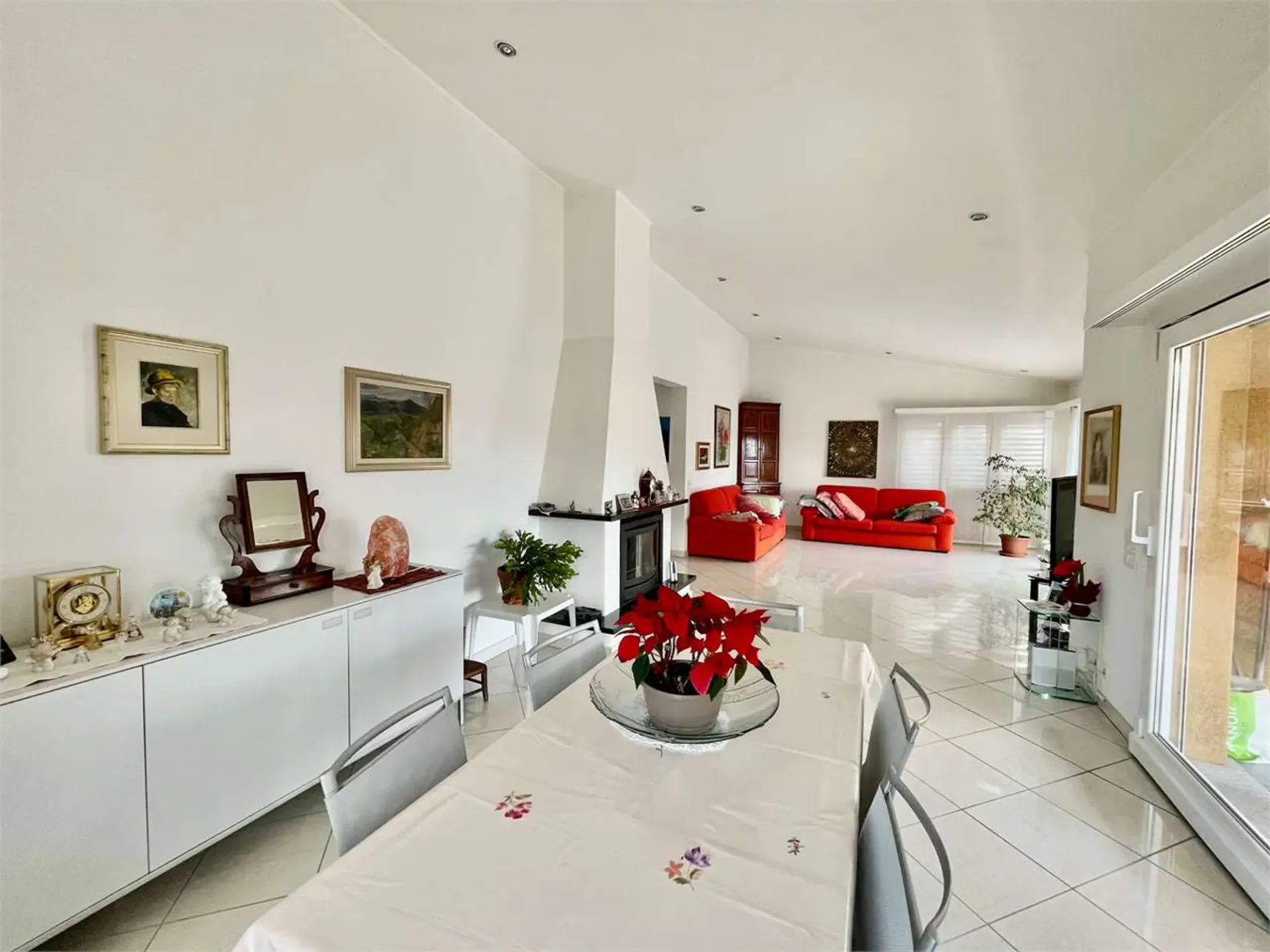 Villa mit zwei Wohneinheiten, Pool und Panoramablick - Cadro