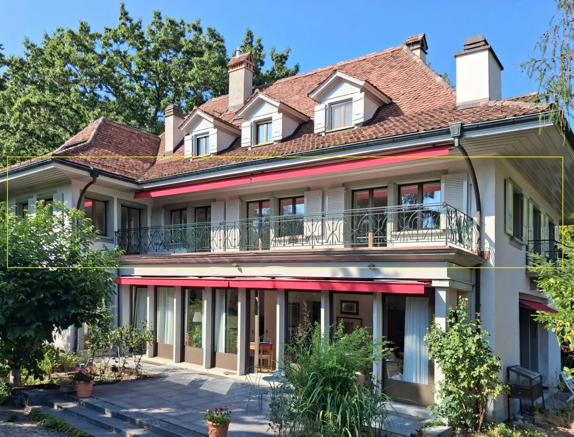 5.5 rooms in a stately house with a large balcony