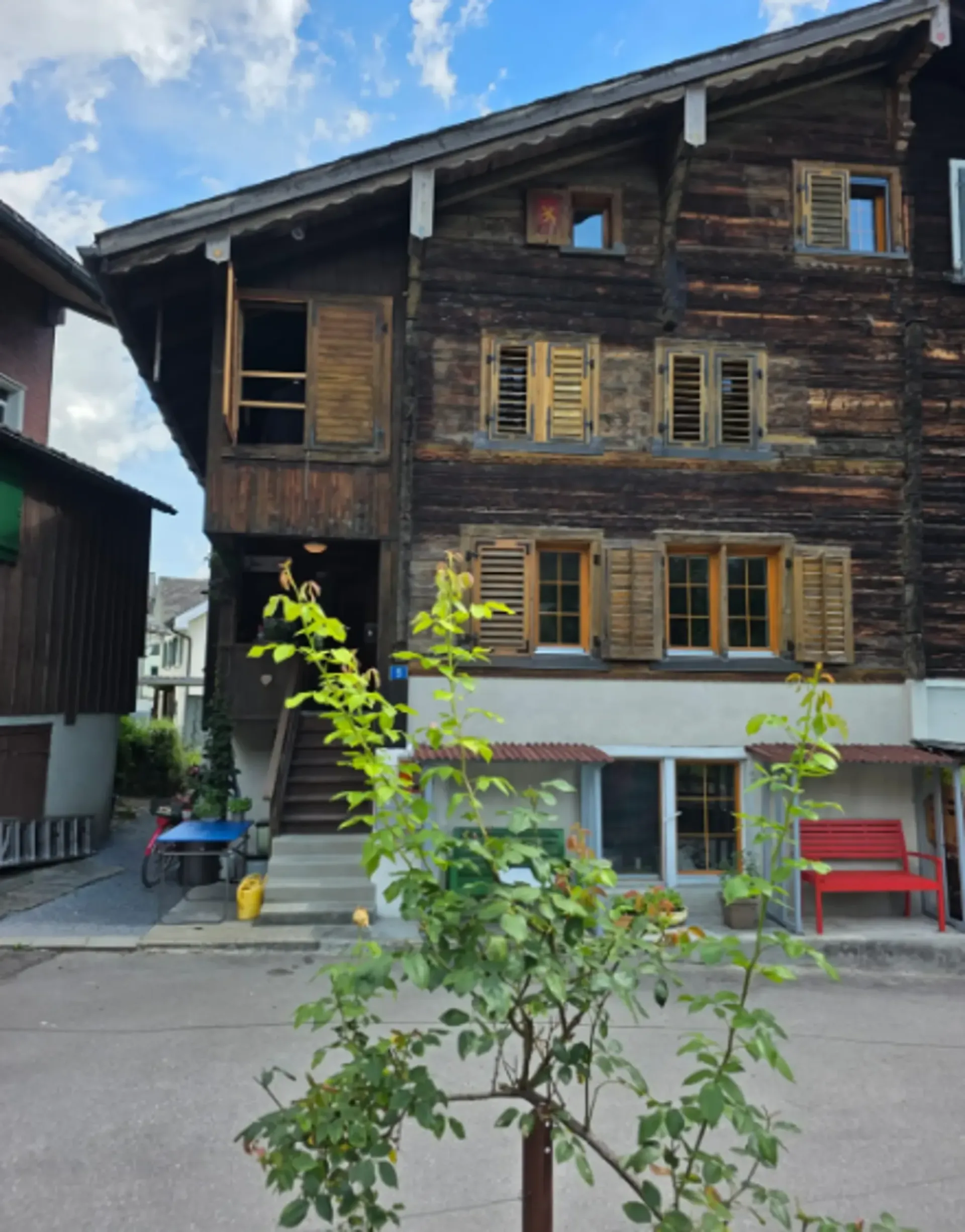 320 ans de maison – maintenant la vôtre ? Maison mitoyenne, 5 pièces, Luchsingen GL
