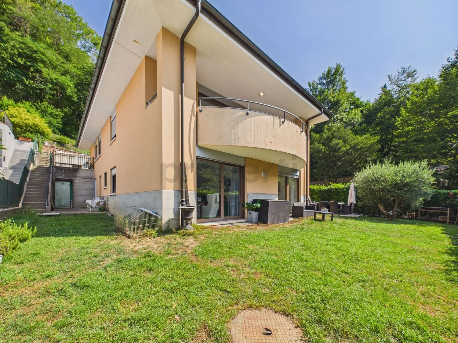 Exclusive villa with pool, large garden and access to private beach in Figino