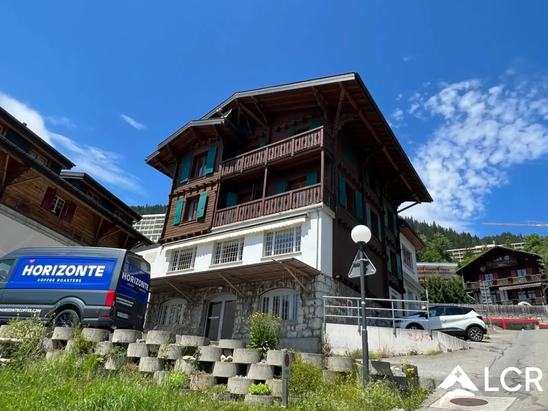Schönes Gebäude / 2 Apartments und 2 Geschäfte / Rendite