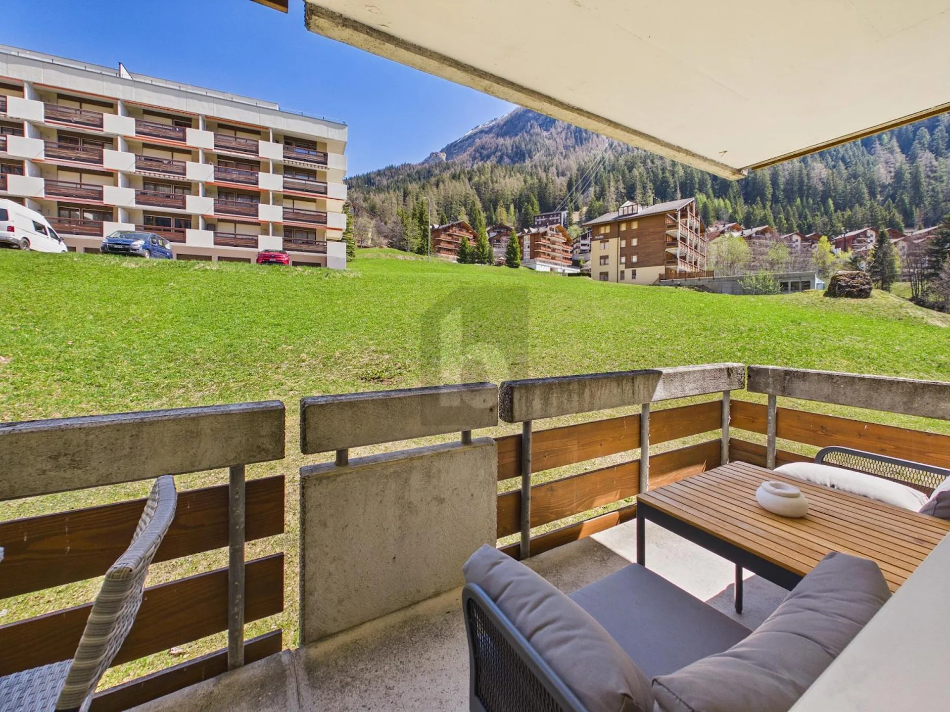 SONNIGE LAGE MIT BLICK IN DIE BERGWELT