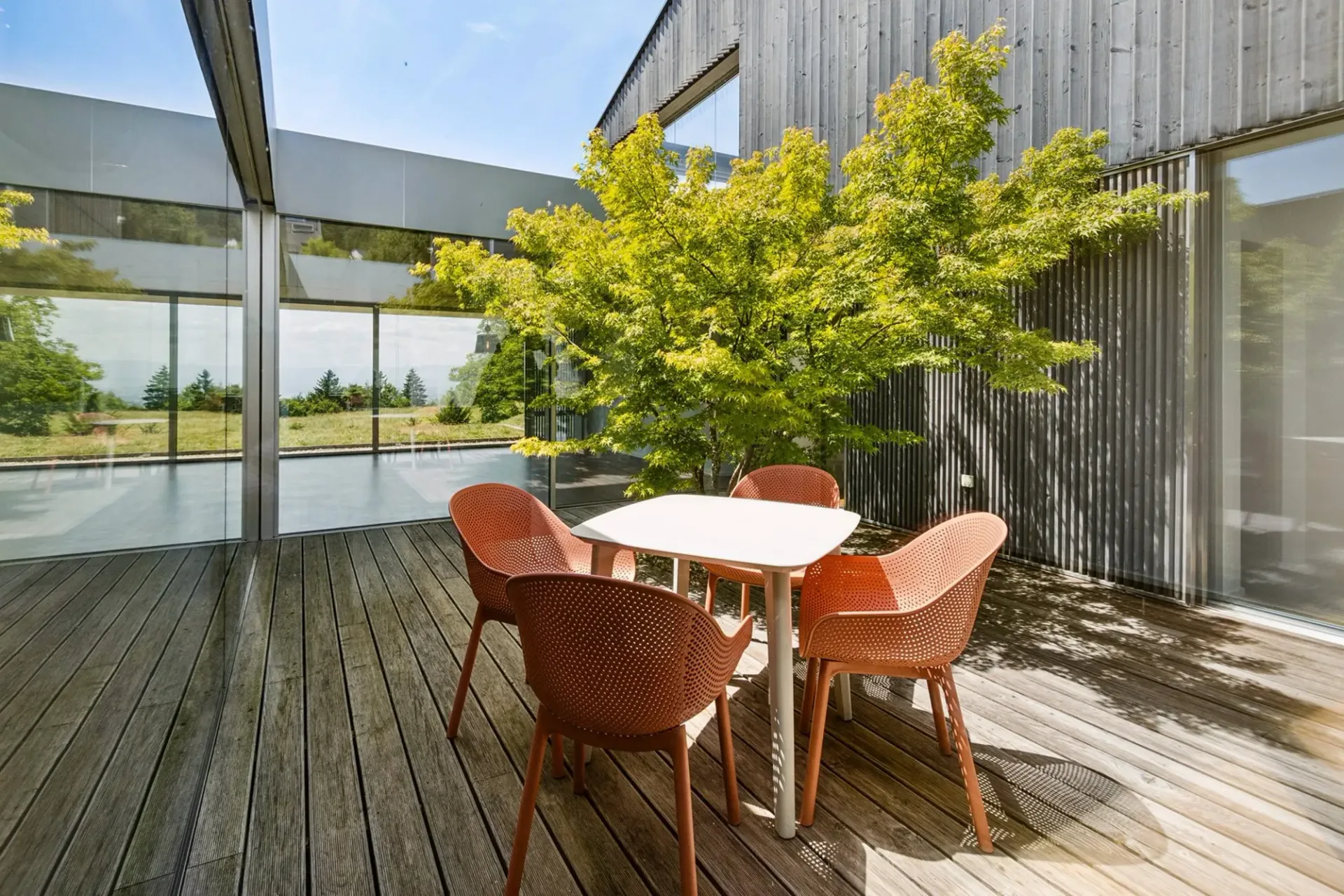 Between contemporary architecture, private patio and panorama over Lake Geneva