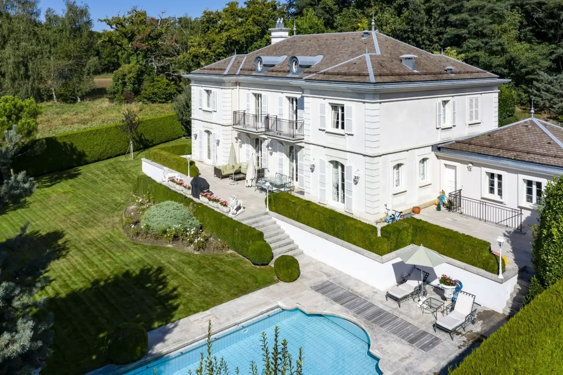 Propriété d'exception avec piscine dans un cadre idyllique