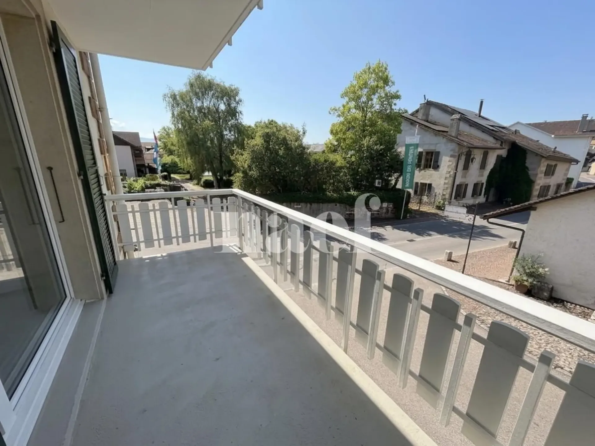 Geräumiges, vollständig renoviertes Duplextwo-Familien-Haus mit 6 Zimmern im 1. Stock mit Balkon