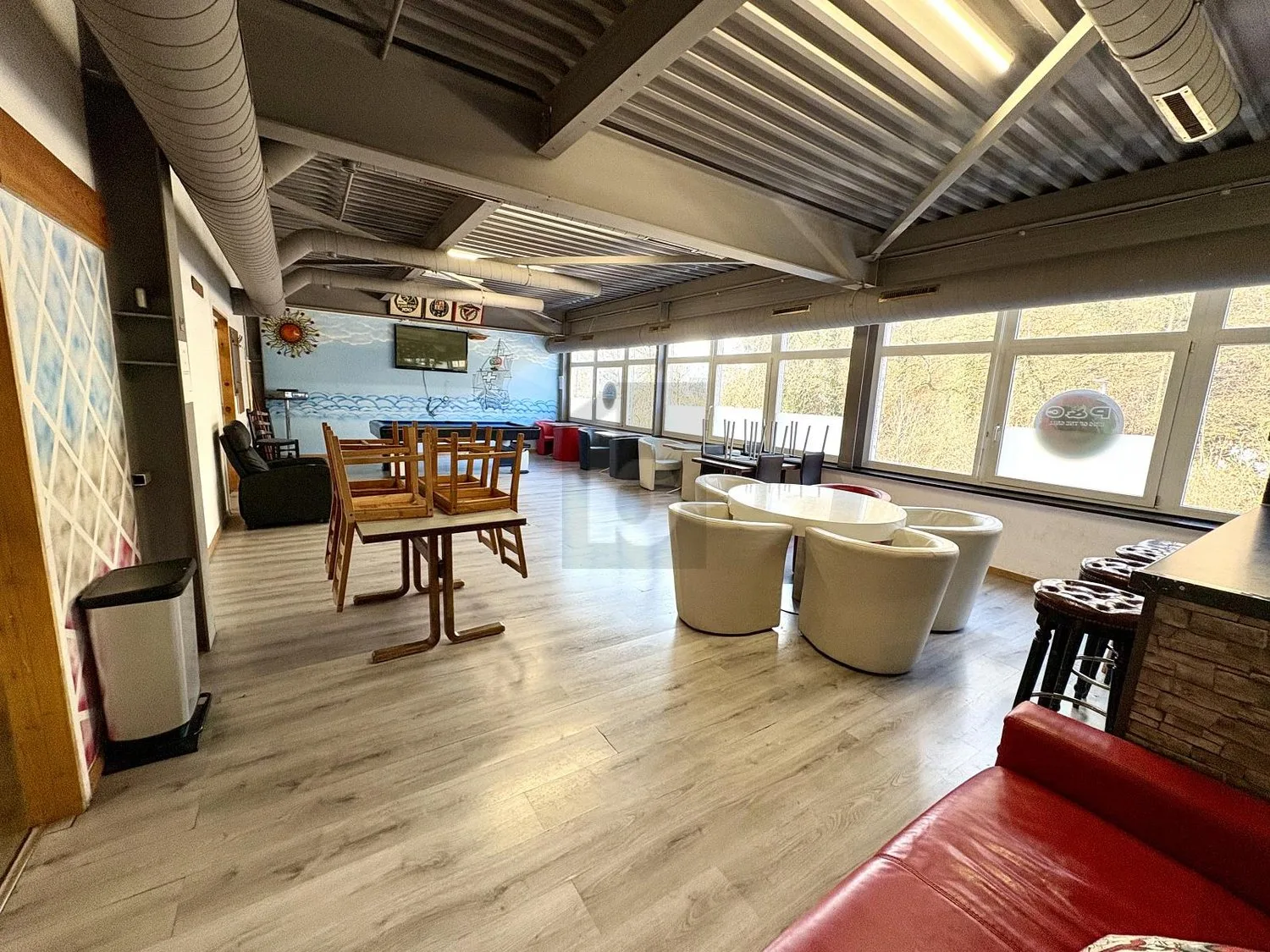 ESPACE COMMERCIAL SPACIEUX ET POLYVALENT
