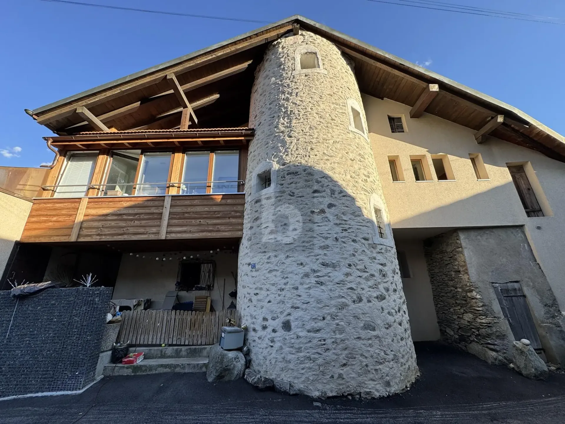 DREIFAMILIENHAUS, HISTORISCHER TURM MIT AUßERGEWÖHNLICHEM POTENZIAL