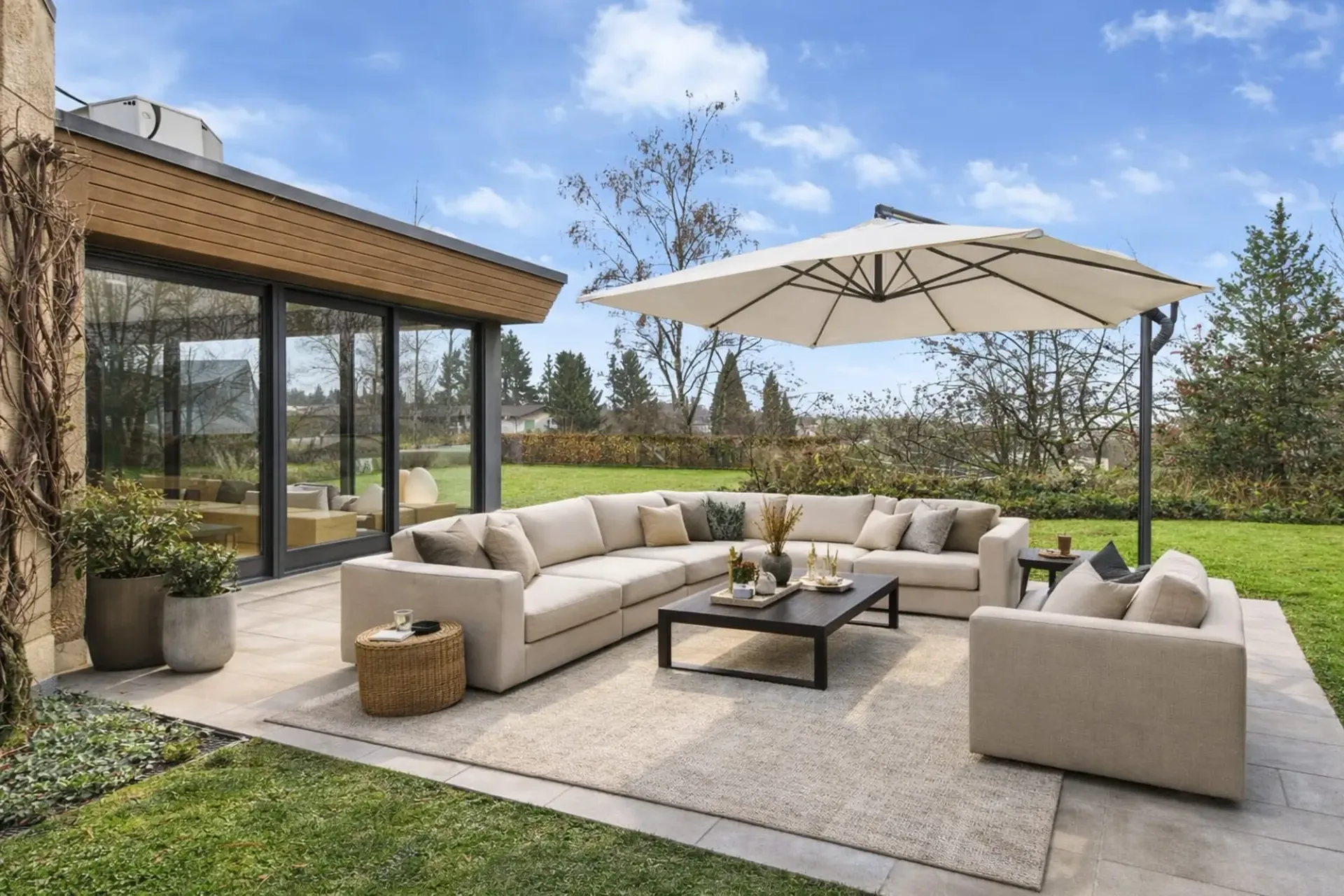 Villa con Rendita di Studio, Appartamento per Famiglia Allargata, e Seconda Casa Moderna a Volketswil