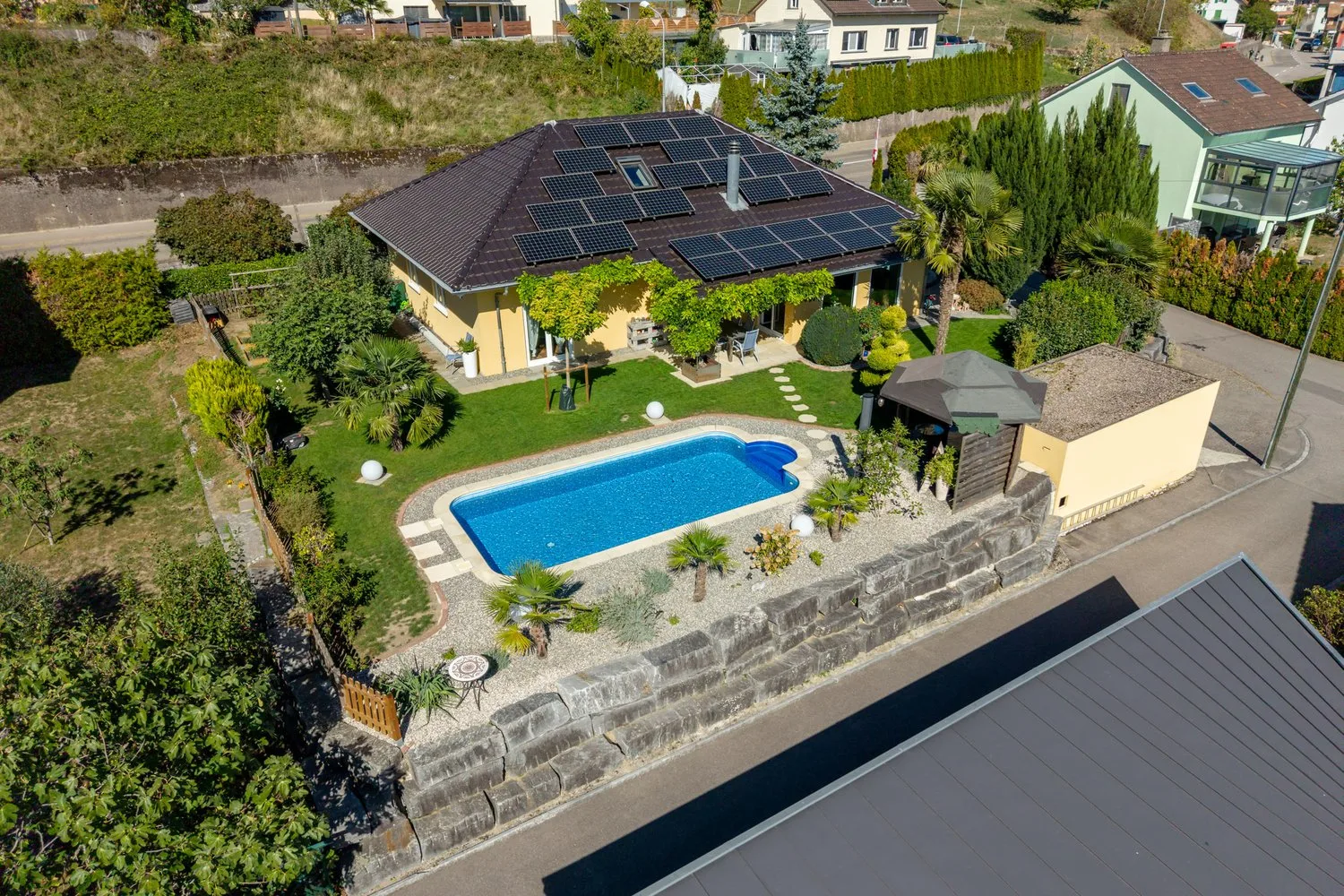 Habitation de rêve avec piscine, jardin idyllique et intimité