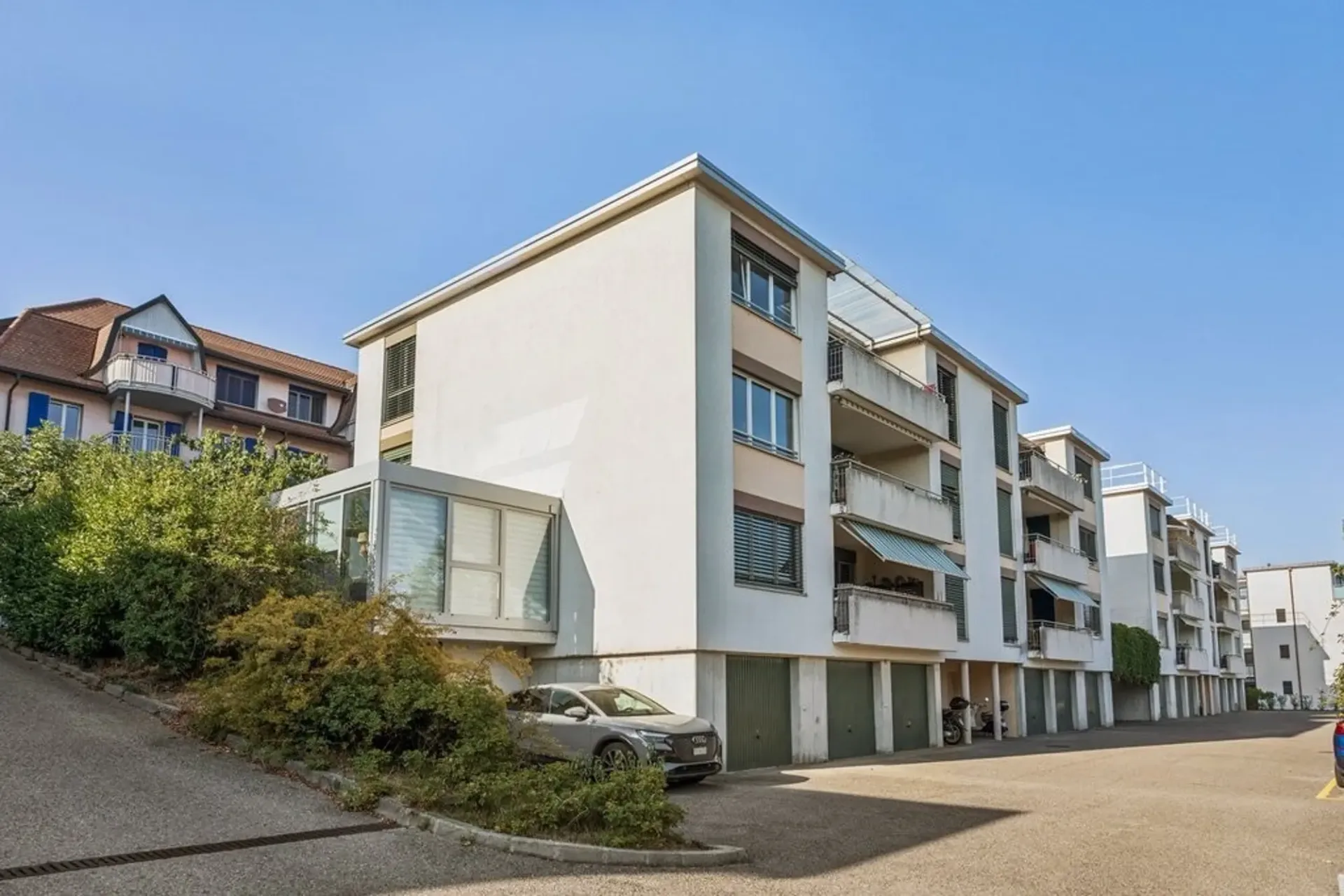 Wohnung mit 4.5 Zimmern, Balkon und Blick auf den Neuenburgersee