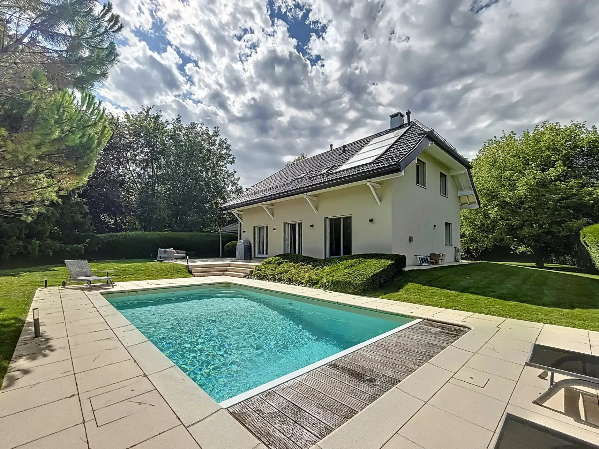 Exklusiv: Schöne renovierte Villa in der Nähe von Nyon
