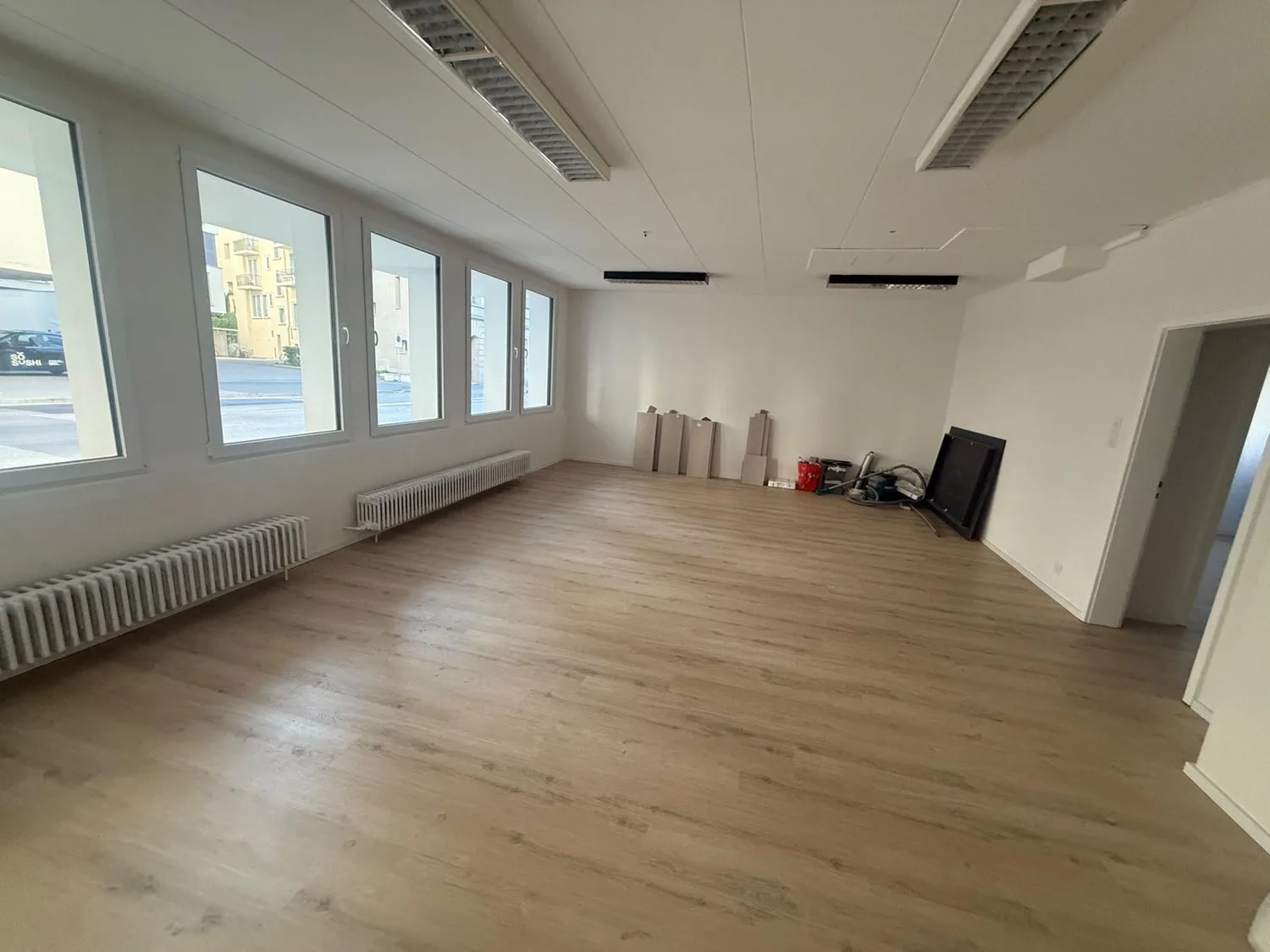 Commercial space fully renovated with large window - Fribourg Pérolles