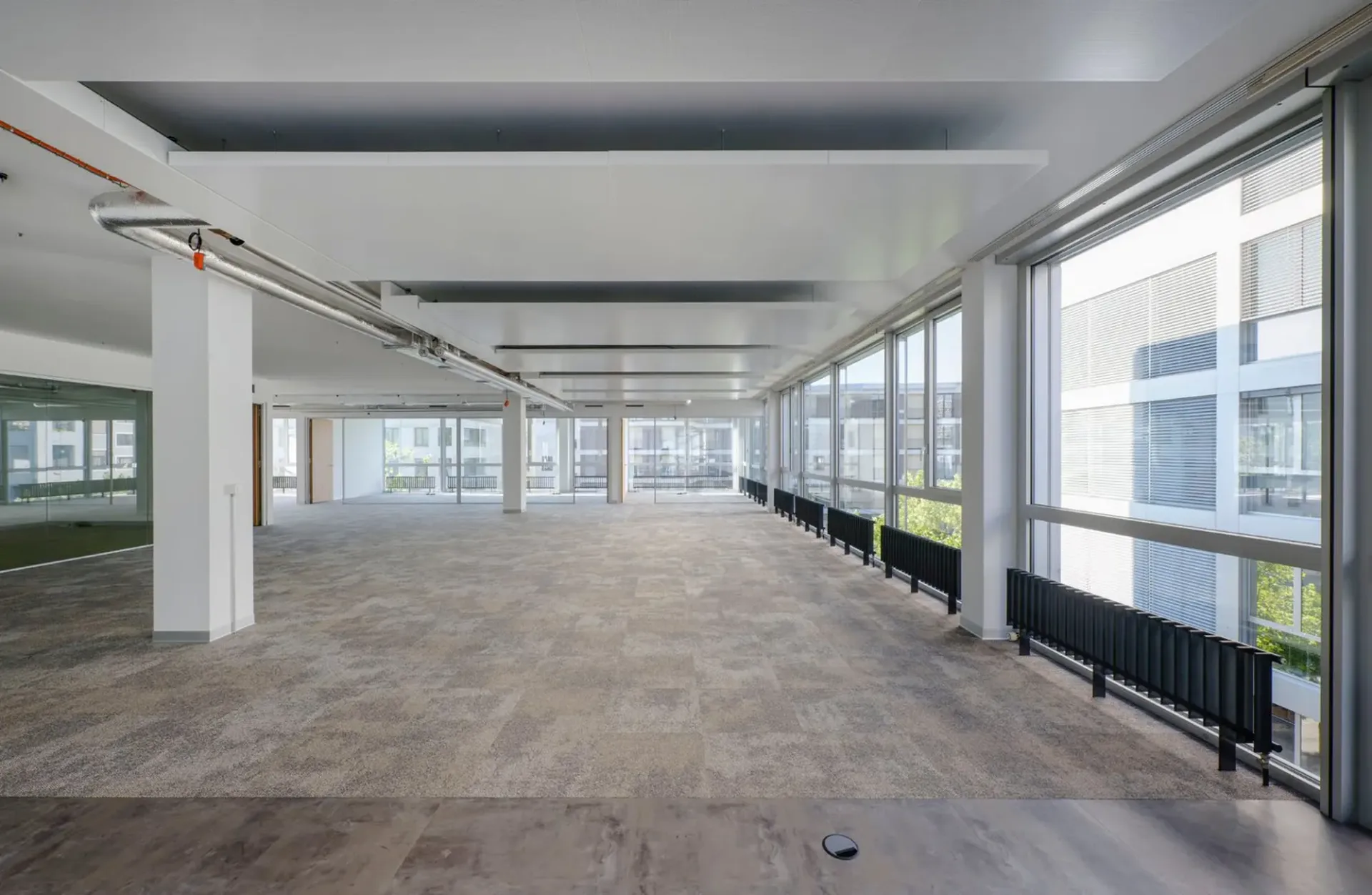 Moderne Bürofläche mit Weitsicht und Parkplätzen