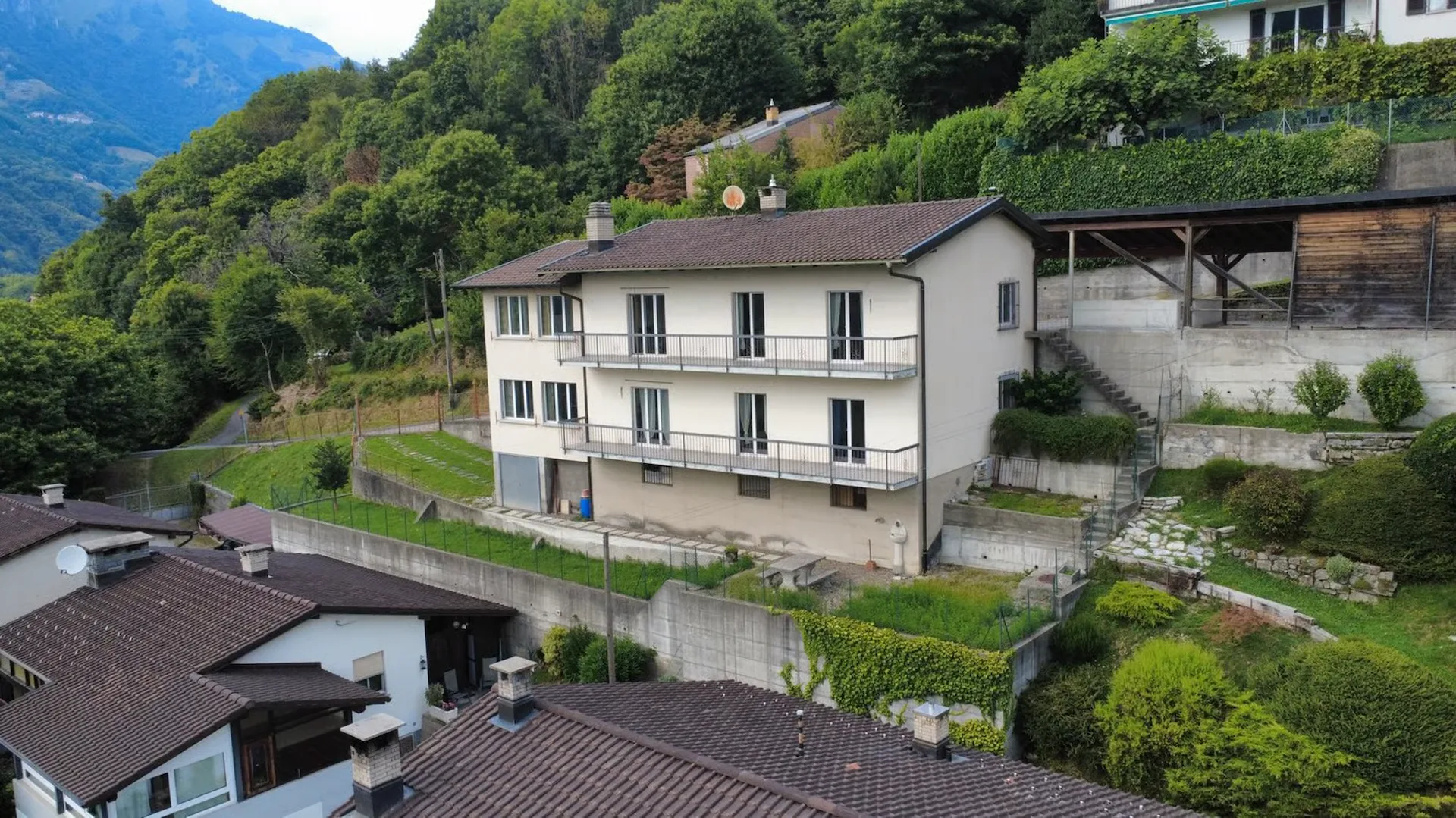 Splendida casa plurifamiliare a Muggio con 8.5 locali