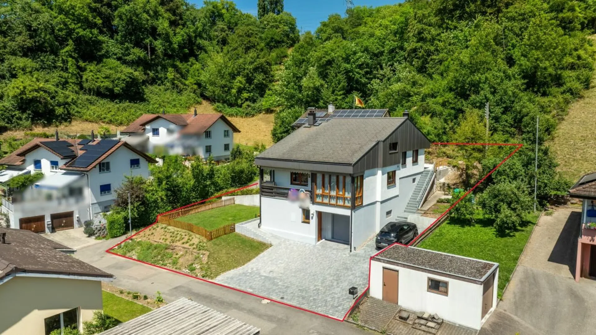 Freistehendes und renoviertes 4.5 Z' EFH mit div. Parkmöglichkeiten und Garten