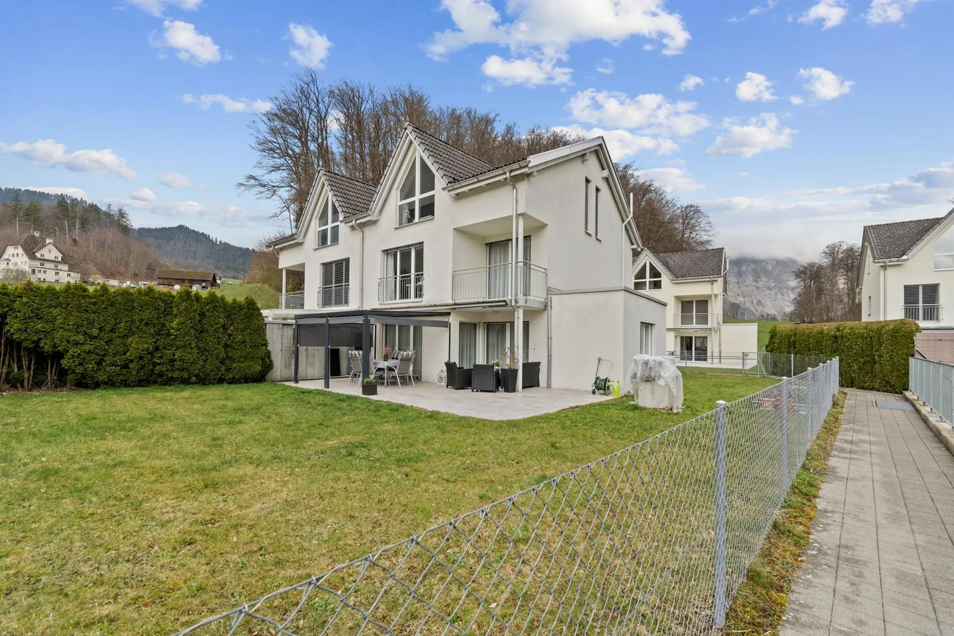 Modernes 7.5-Zimmer-Einfamilienhaus mit Garten und Terrasse in Glarus