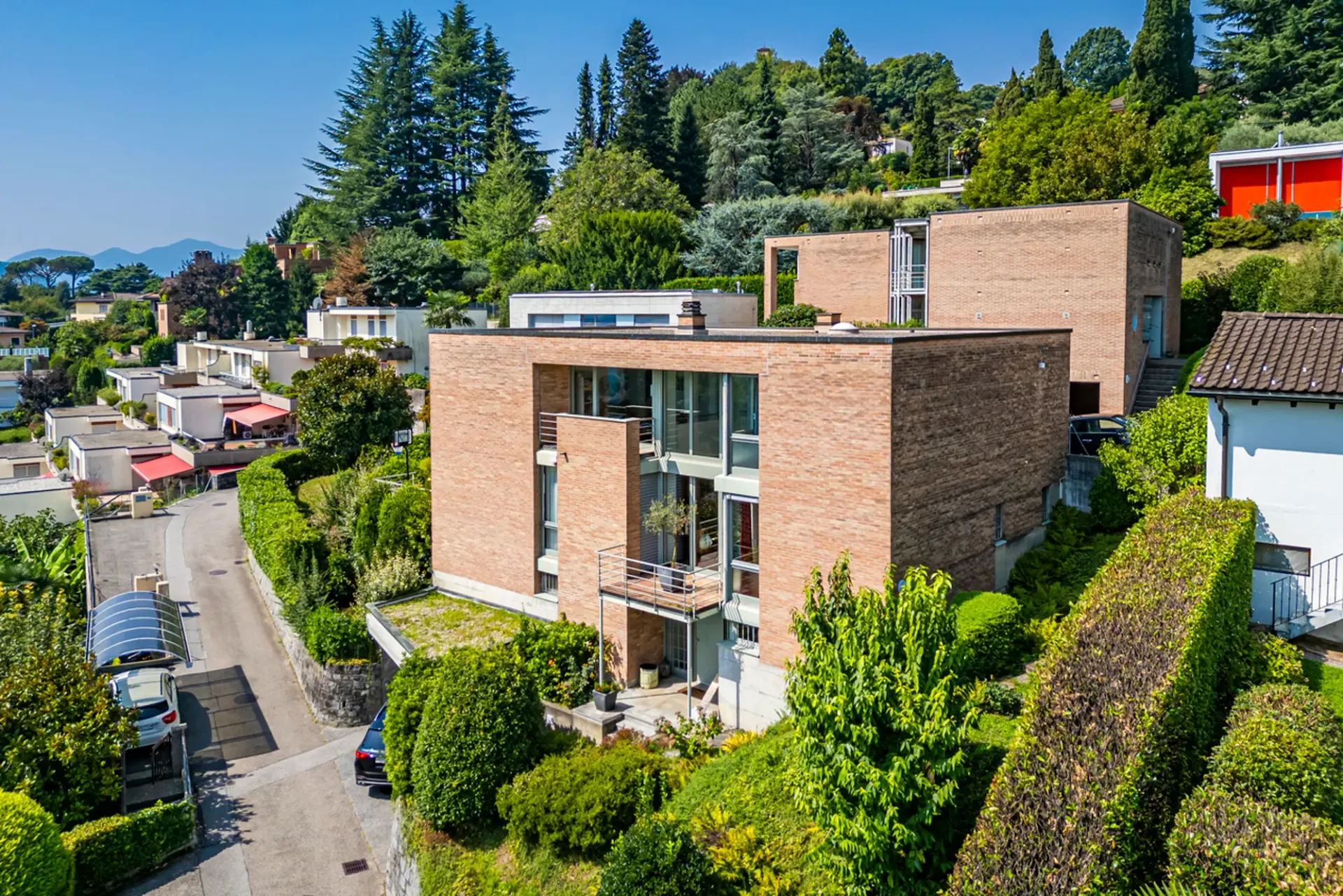 Elegante villa con giardino in posizione strategica